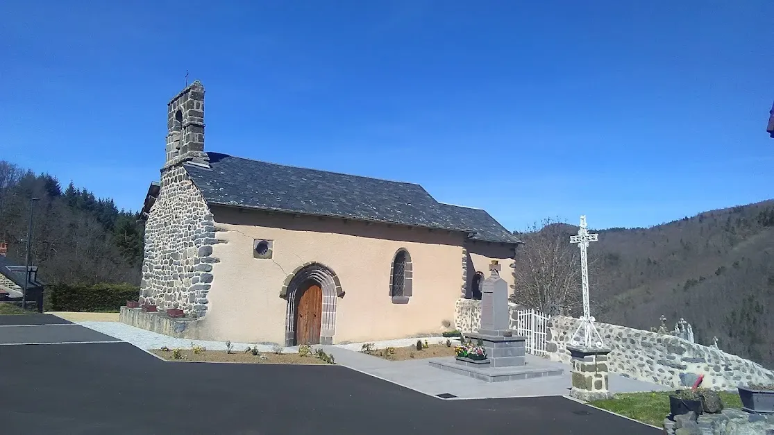 Photo showing: Église Saint-Antoine-de-Padoue de Valjouze - Monument aux morts de Valjouze - Cantal