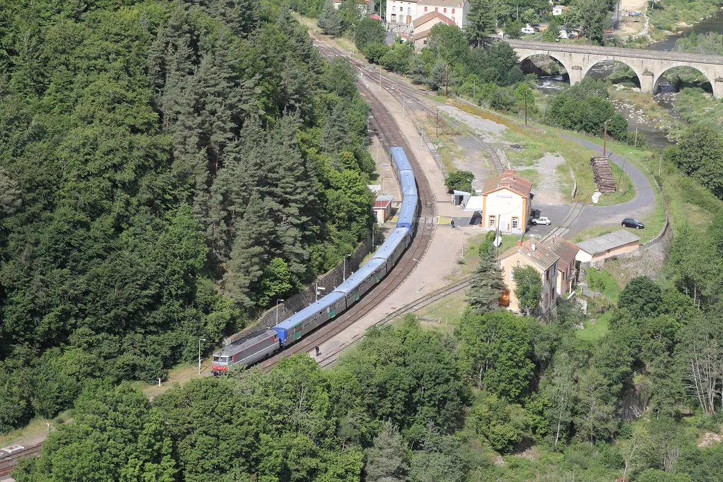 Photo showing: La gare de Chapeauroux en août 2011, Lozère, France.