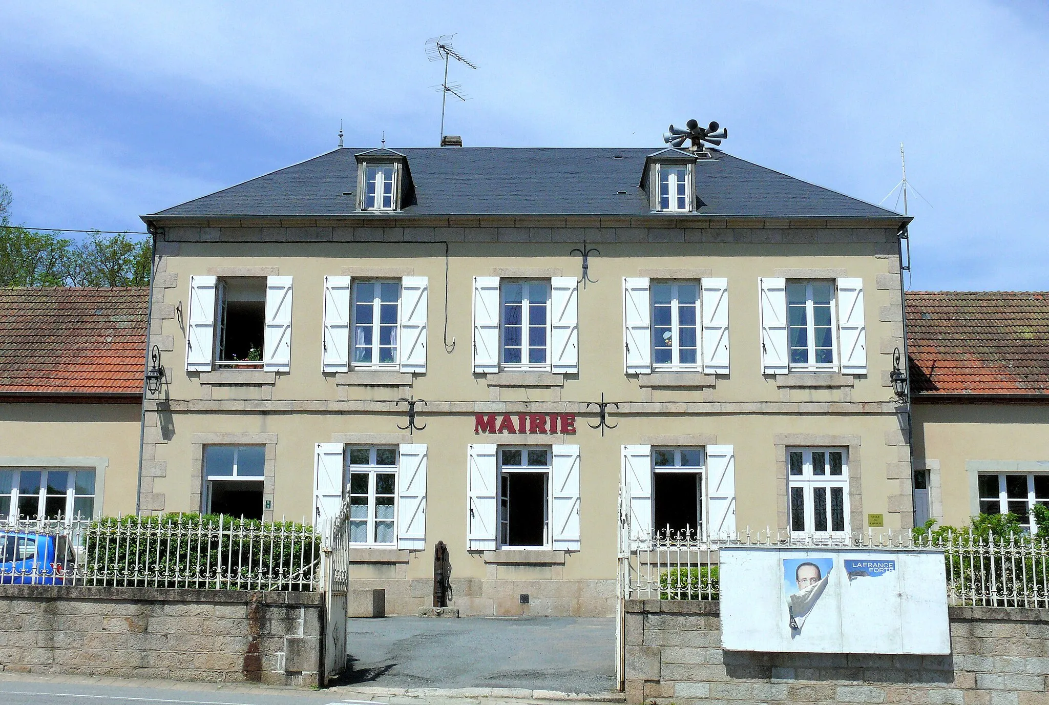 Photo showing: Clugnat - Mairie