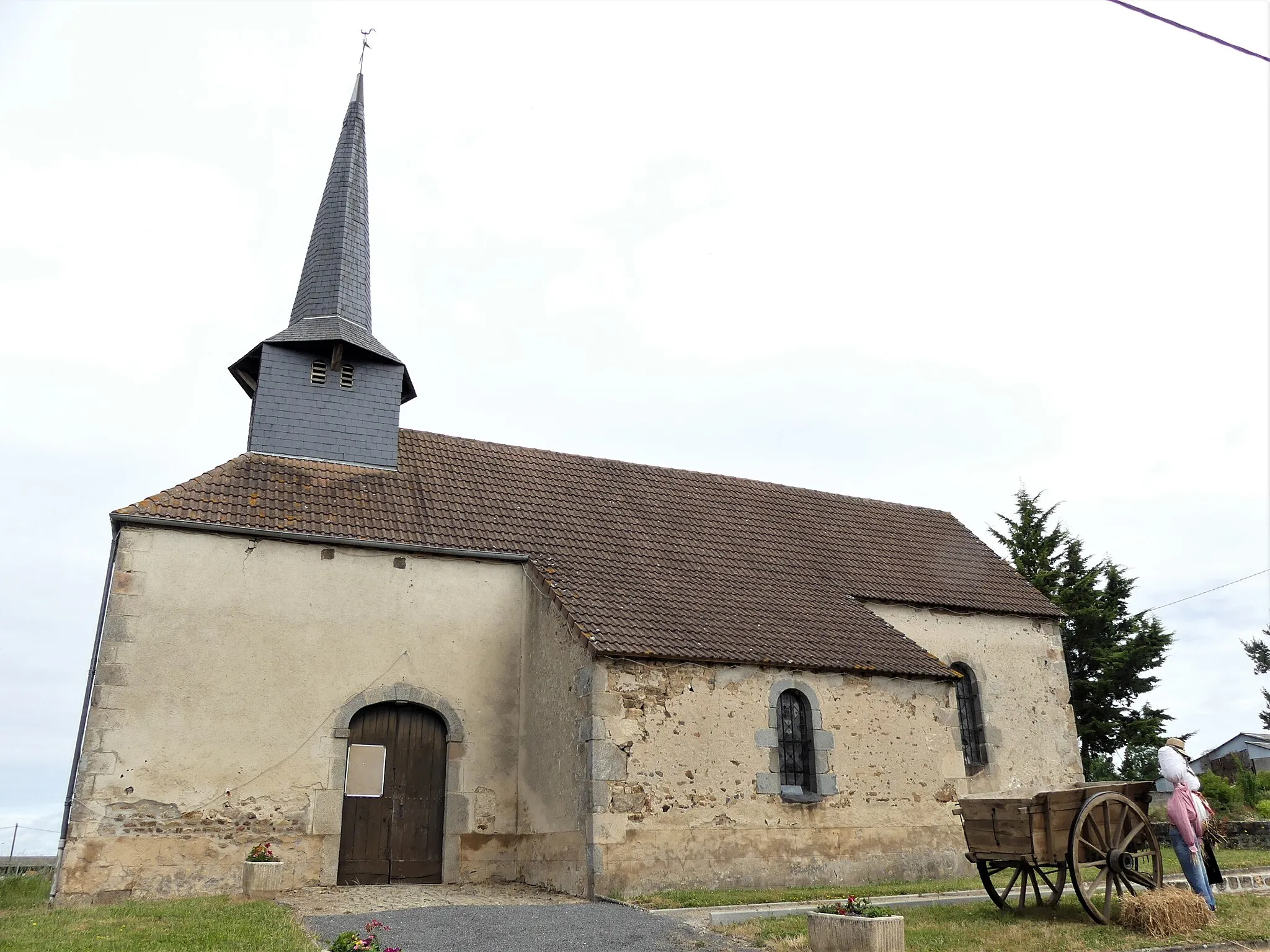 Photo showing: La façade sud de l'église de Saint-Julien-la-Genête, Creuse, France.