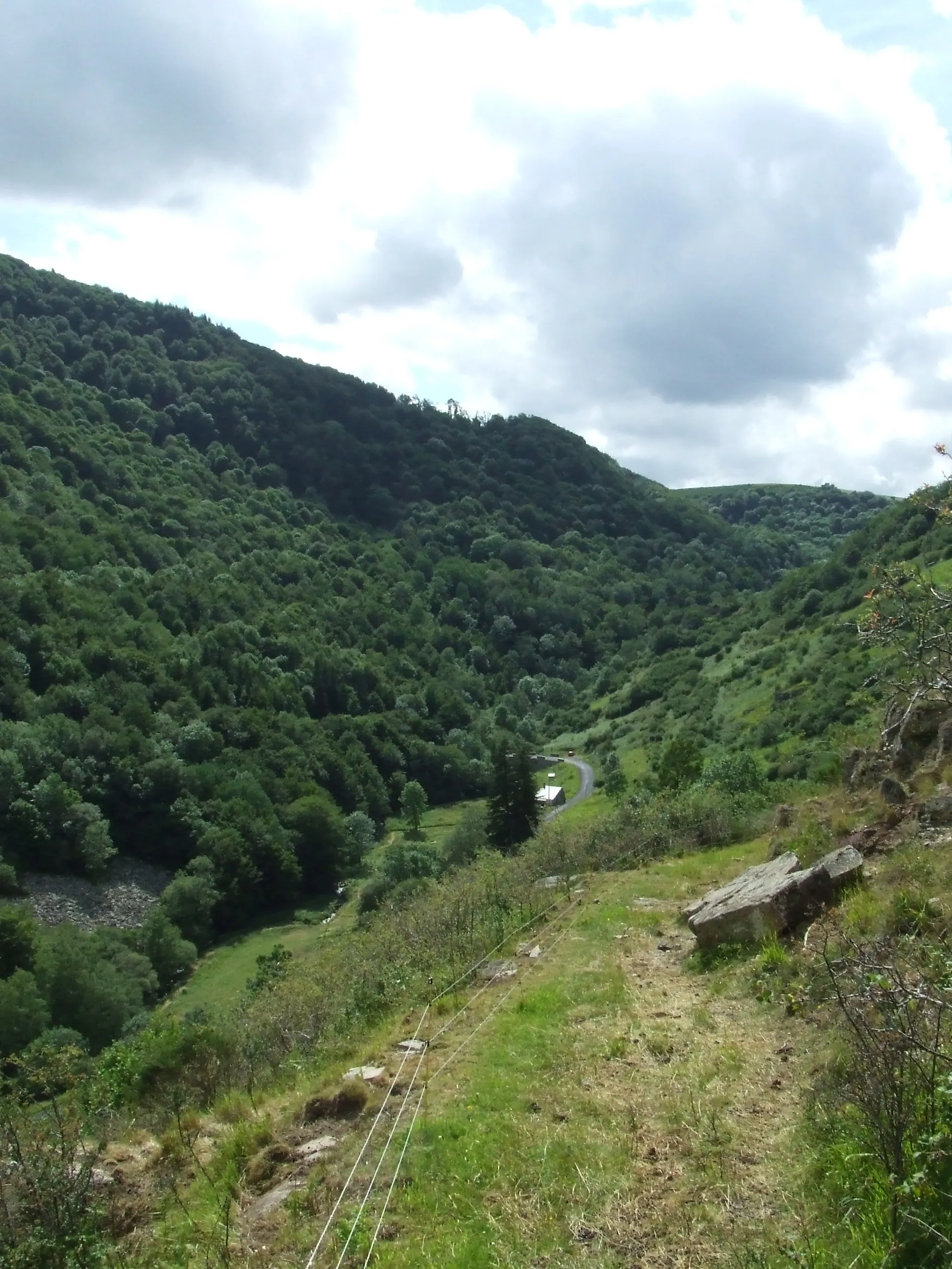 Photo showing: vue du haut de la réserve naturelle nationale du rocher de la Jaquette, département Puy-de-Dôme, France.