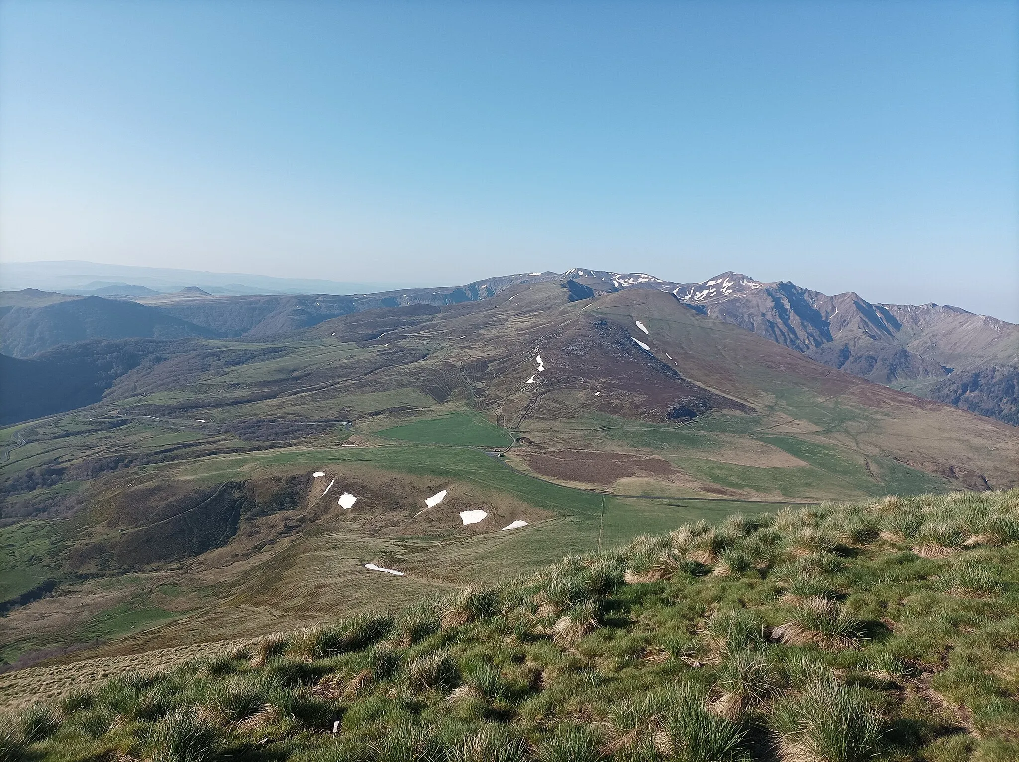 Photo showing: Col de la Croix Saint-Robert depuis le puy de l'Angle en mai 2022