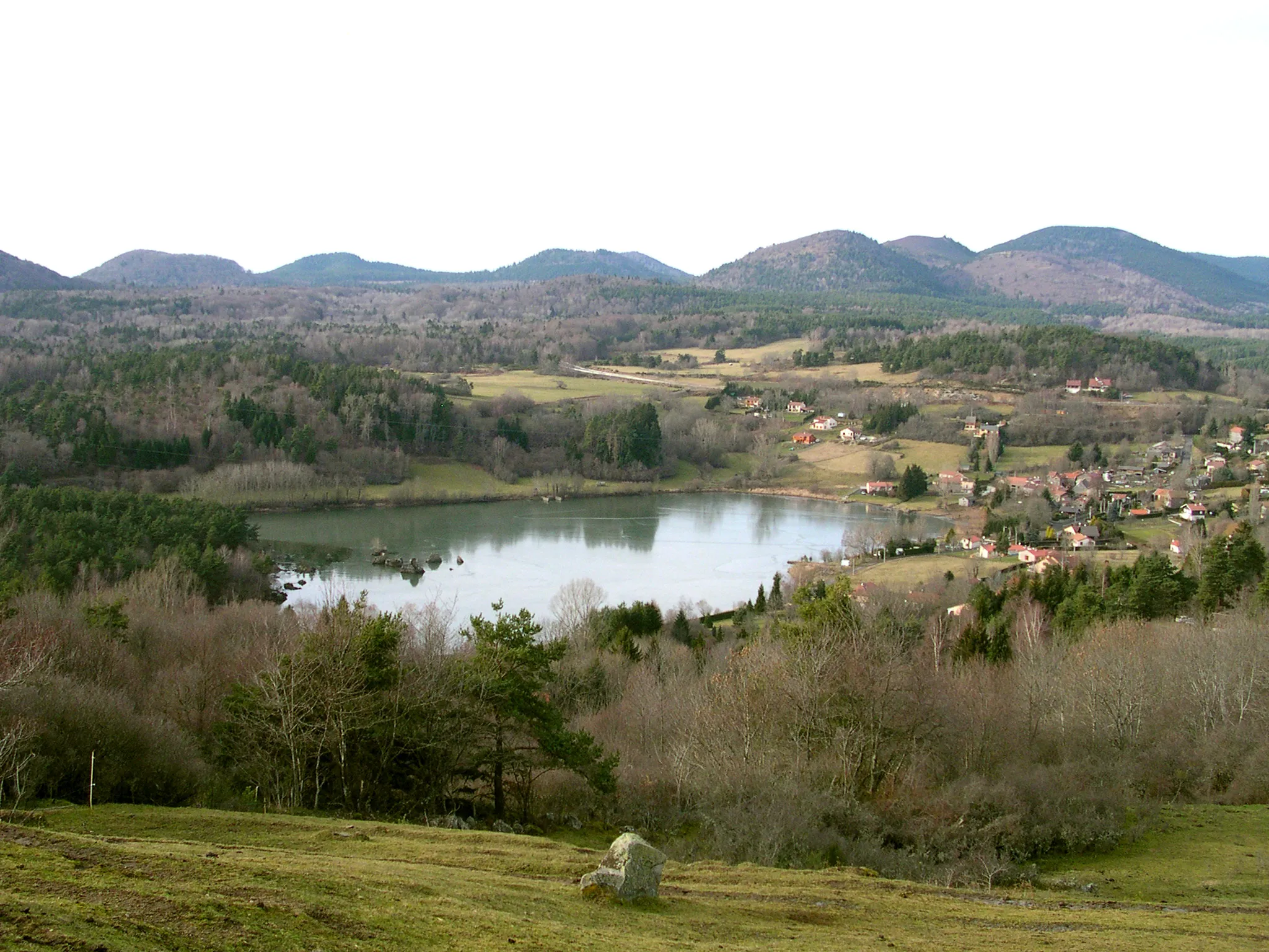 Photo showing: Lac de la Cassière (commune de Aydat, Puy-de-Dôme, France). Picture taken near the village of Nadaillat.