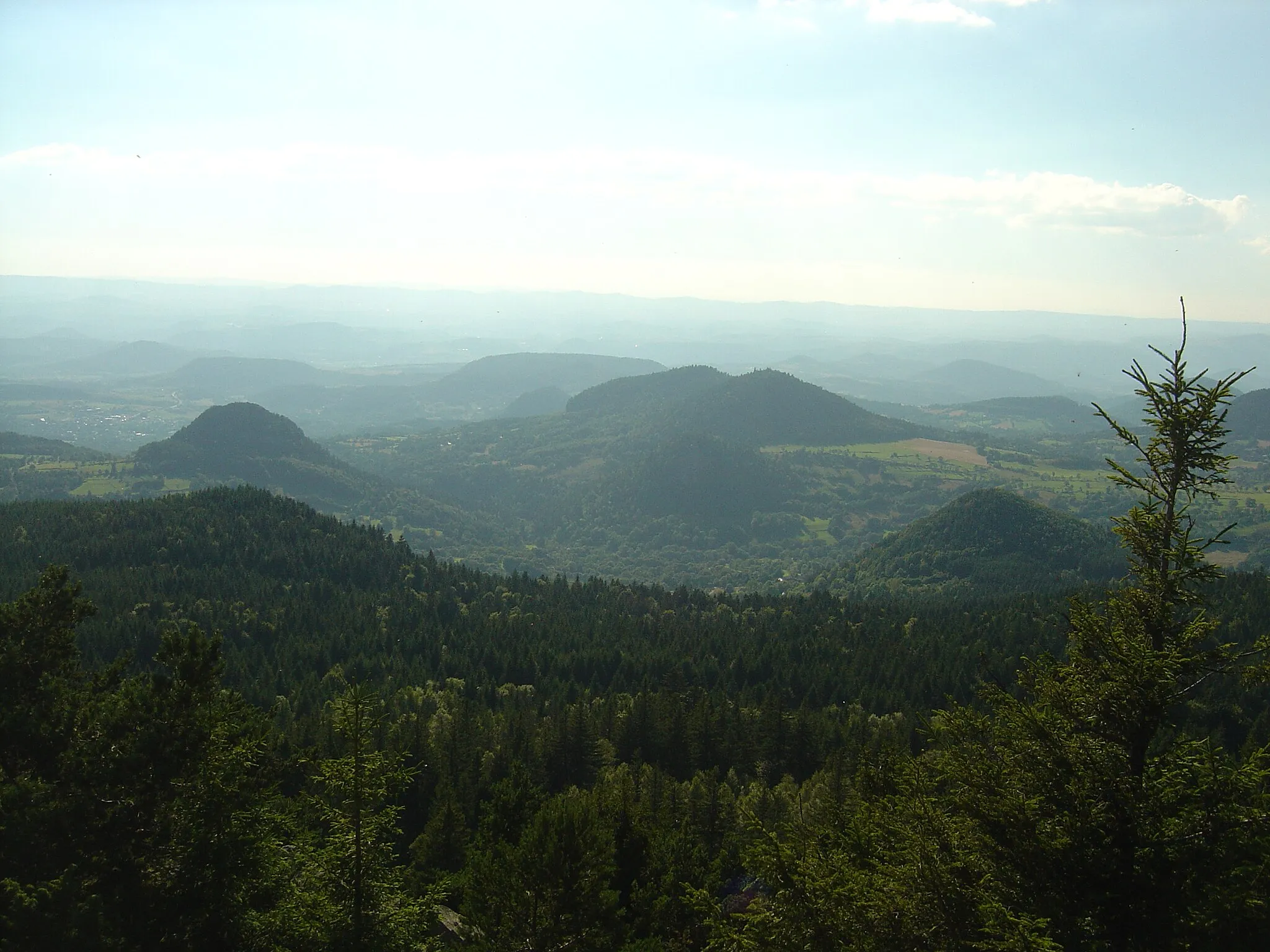 Photo showing: Vue depuis le Grand Testavoyre sur les petits sucs à proximité du Meygal