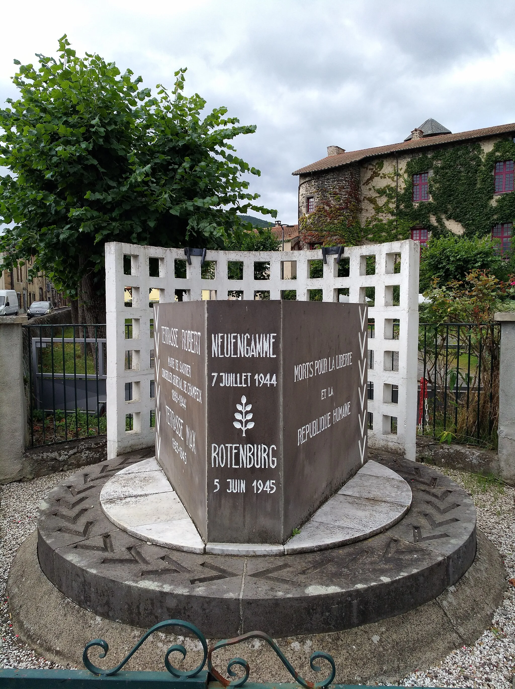 Photo showing: Monument en l'honneur de Max et Robert Terrasse, morts déportés pendant la Seconde Guerre mondiale, à Saurier, dans le Puy-de-Dôme (France).