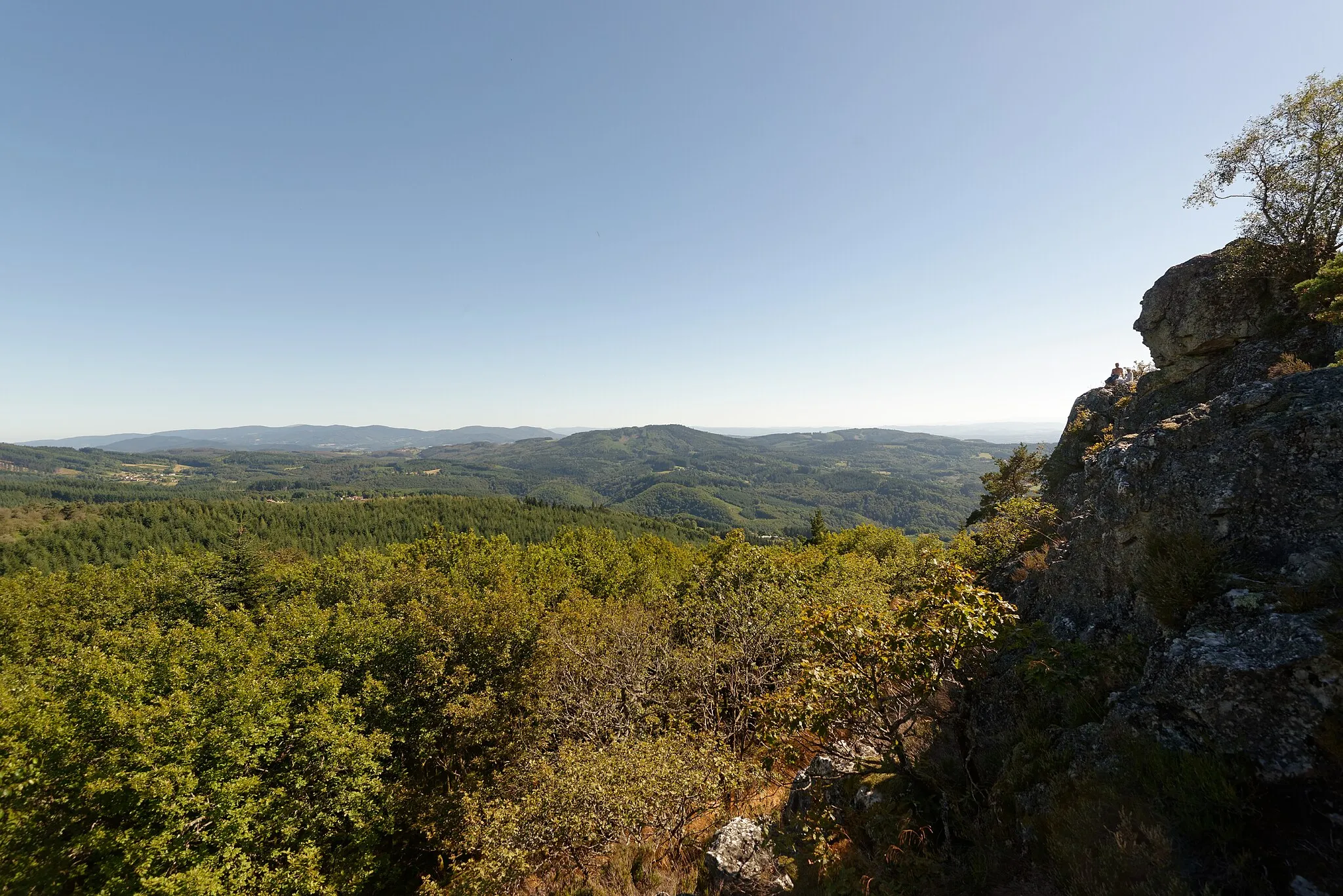 Photo showing: Vue vers le sud depuis le sommet du Rez de Sol, le plus long filon de quartz du Massif Central, situé à 943 m d'altitude dans les Bois noirs.