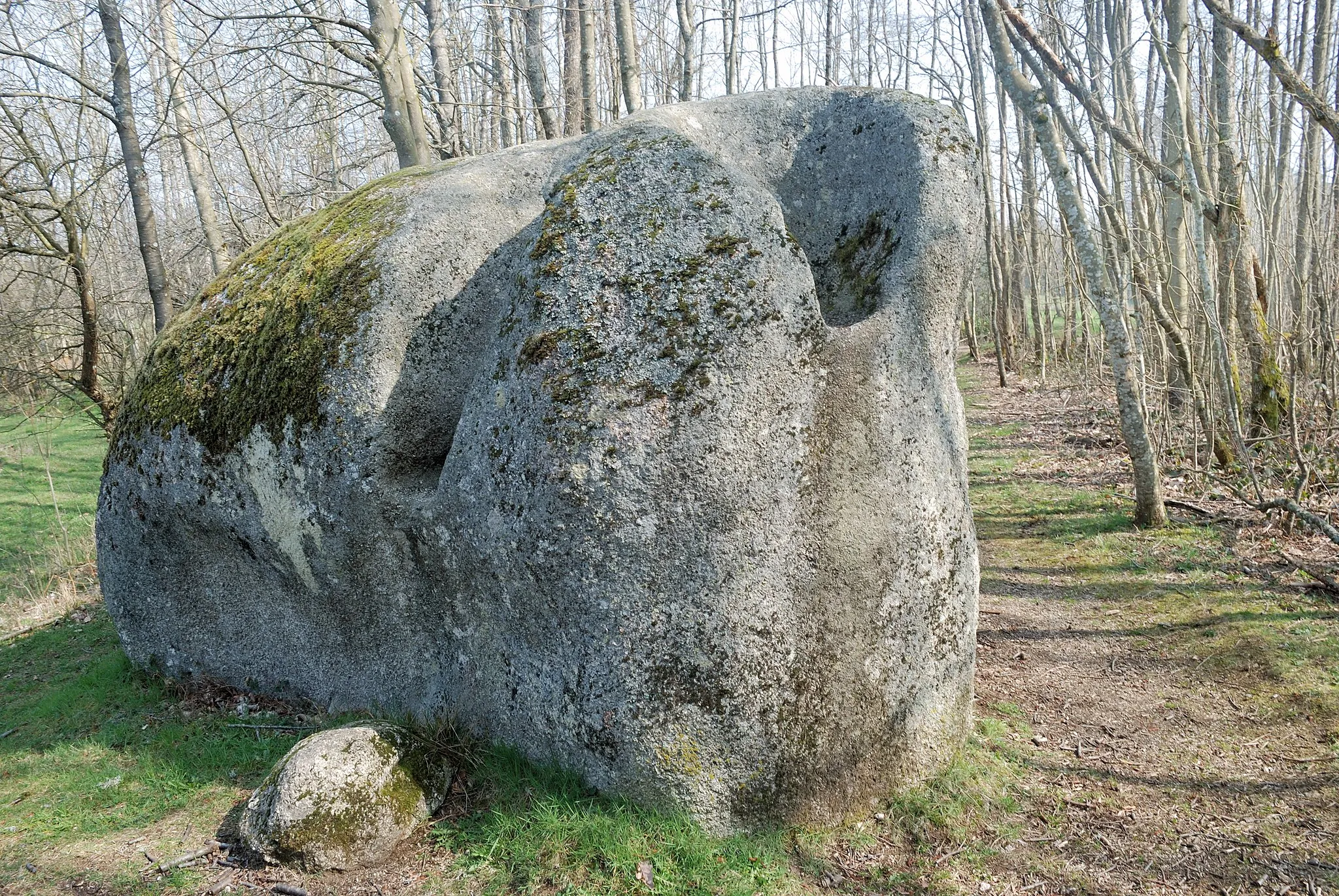 Photo showing: "Pierre de sang" (stone of blood) (commune of Lachaux, Puy-de-Dôme, France). Position : N 45° 58' 22.3" E 003° 36' 11.8"