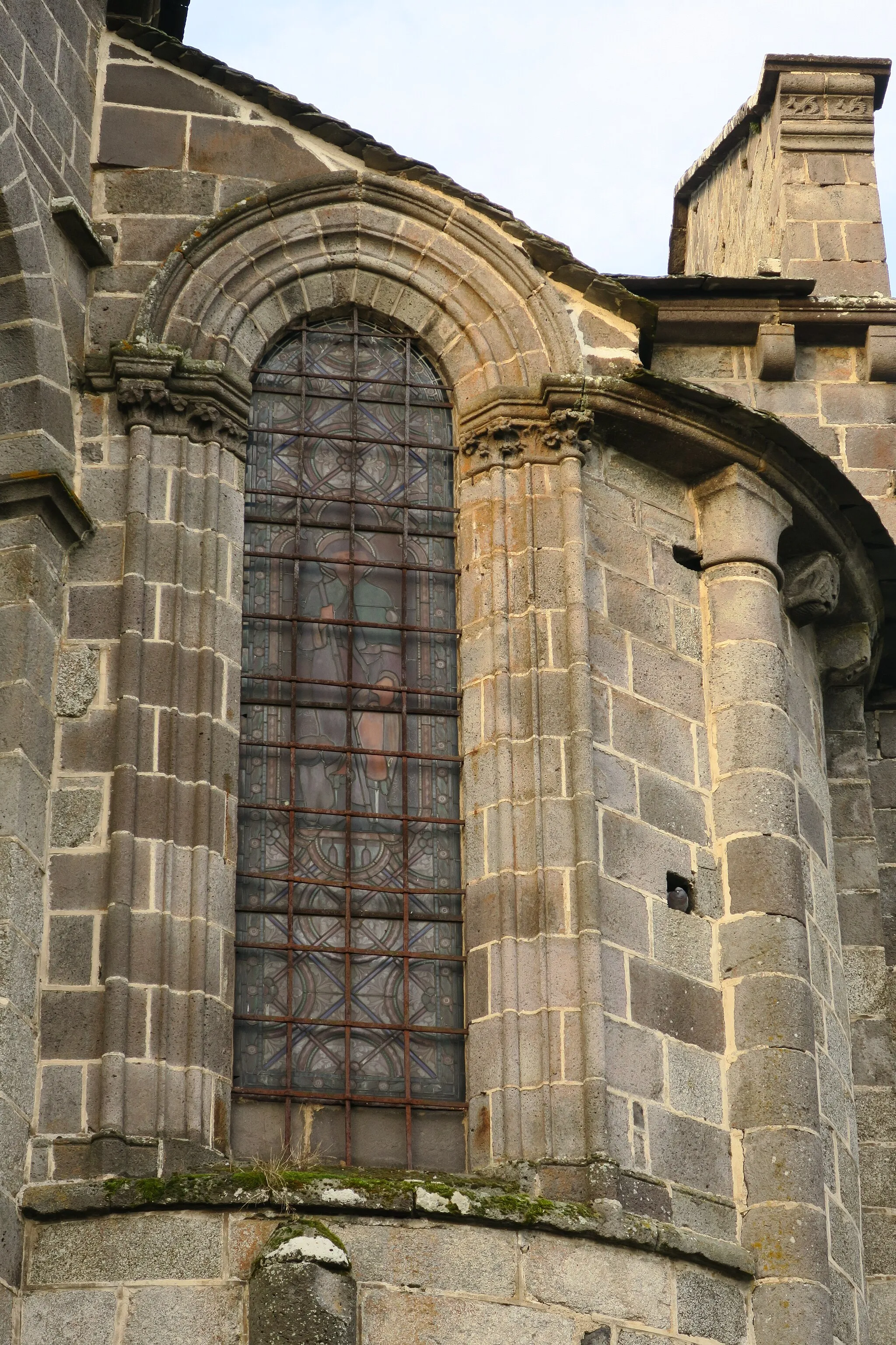Photo showing: Herment (Puy-de-Dôme, France). Collégiale Notre-Dame, former collegiate church, now parish church of Herment (XIIth-XIIIth centuries). Gothic window of North apse.