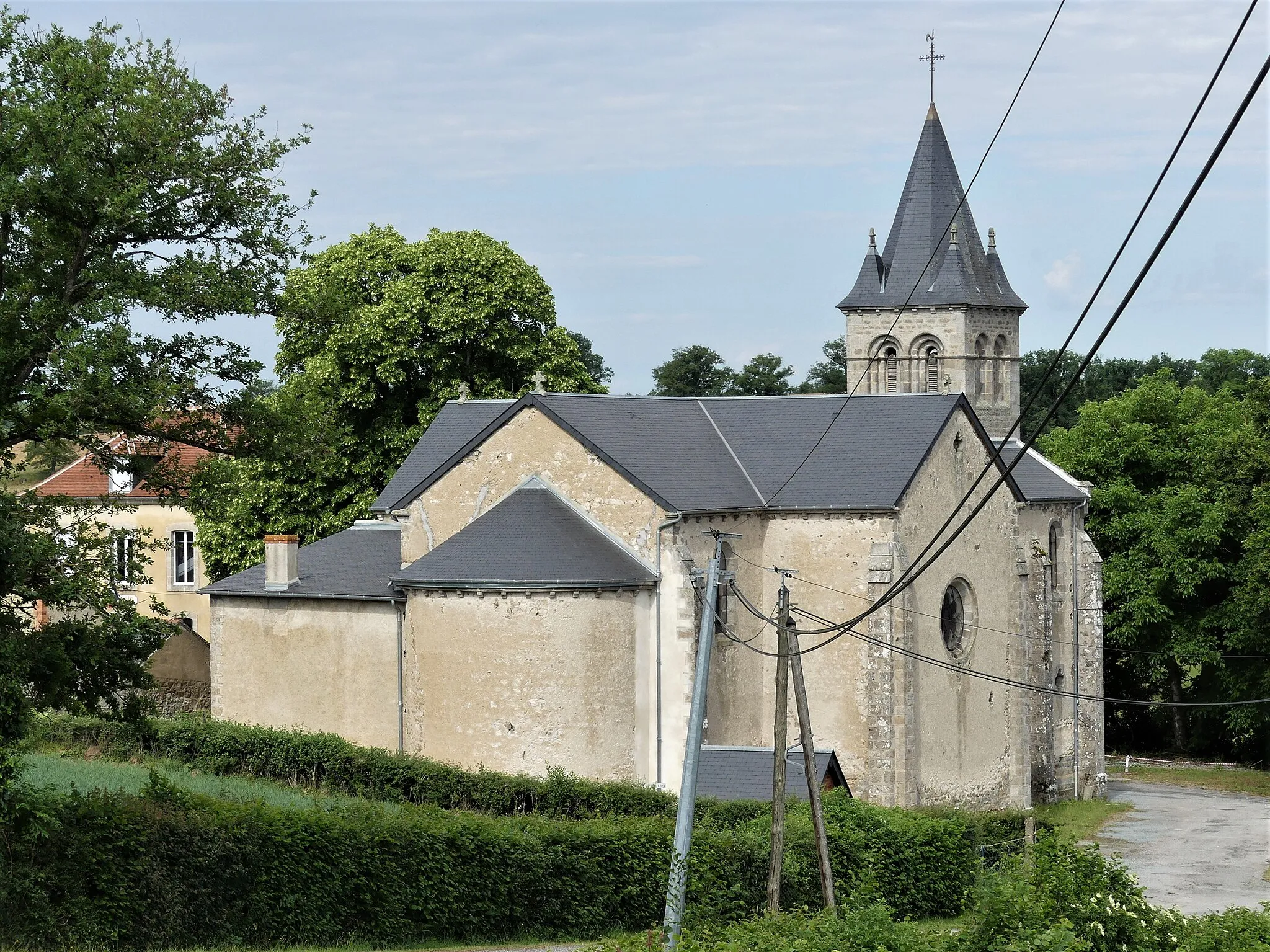 Photo showing: L'église de Tardes vue depuis l'est, Creuse, France.