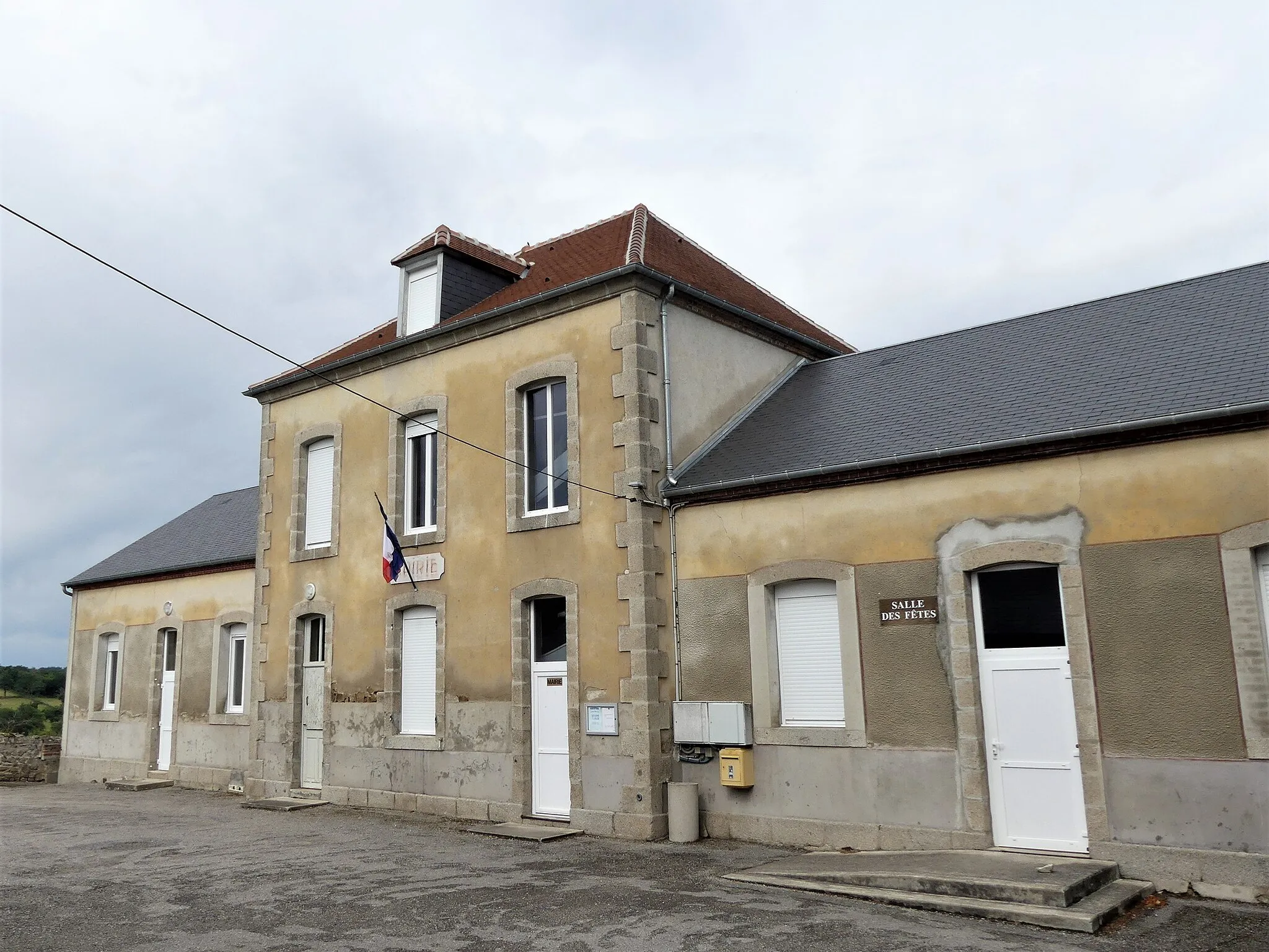 Photo showing: La mairie de Tardes, Creuse, France.