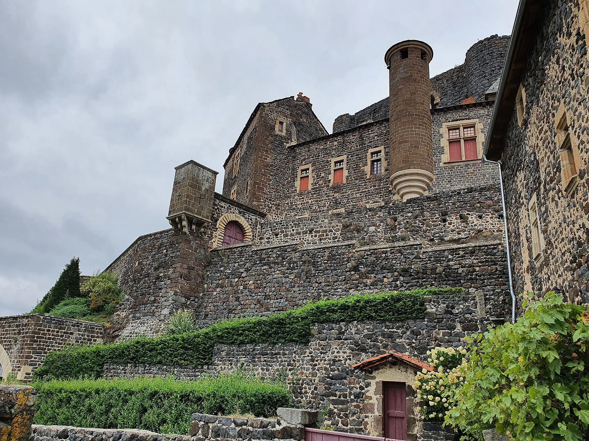 Photo showing: Vue d'ensemble du Château de Bouzols