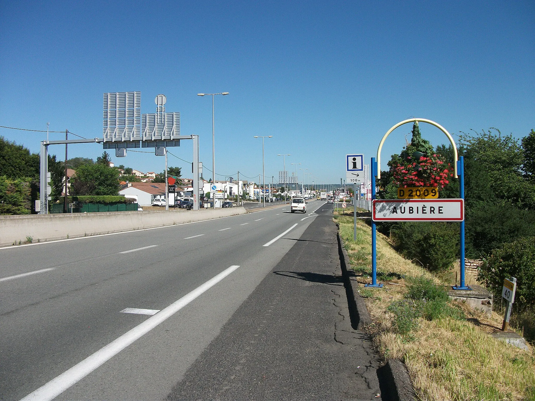 Photo showing: [8427] South entrance of Aubière by departmental road 2009 (Puy-de-Dôme, Auvergne, France). PR 40