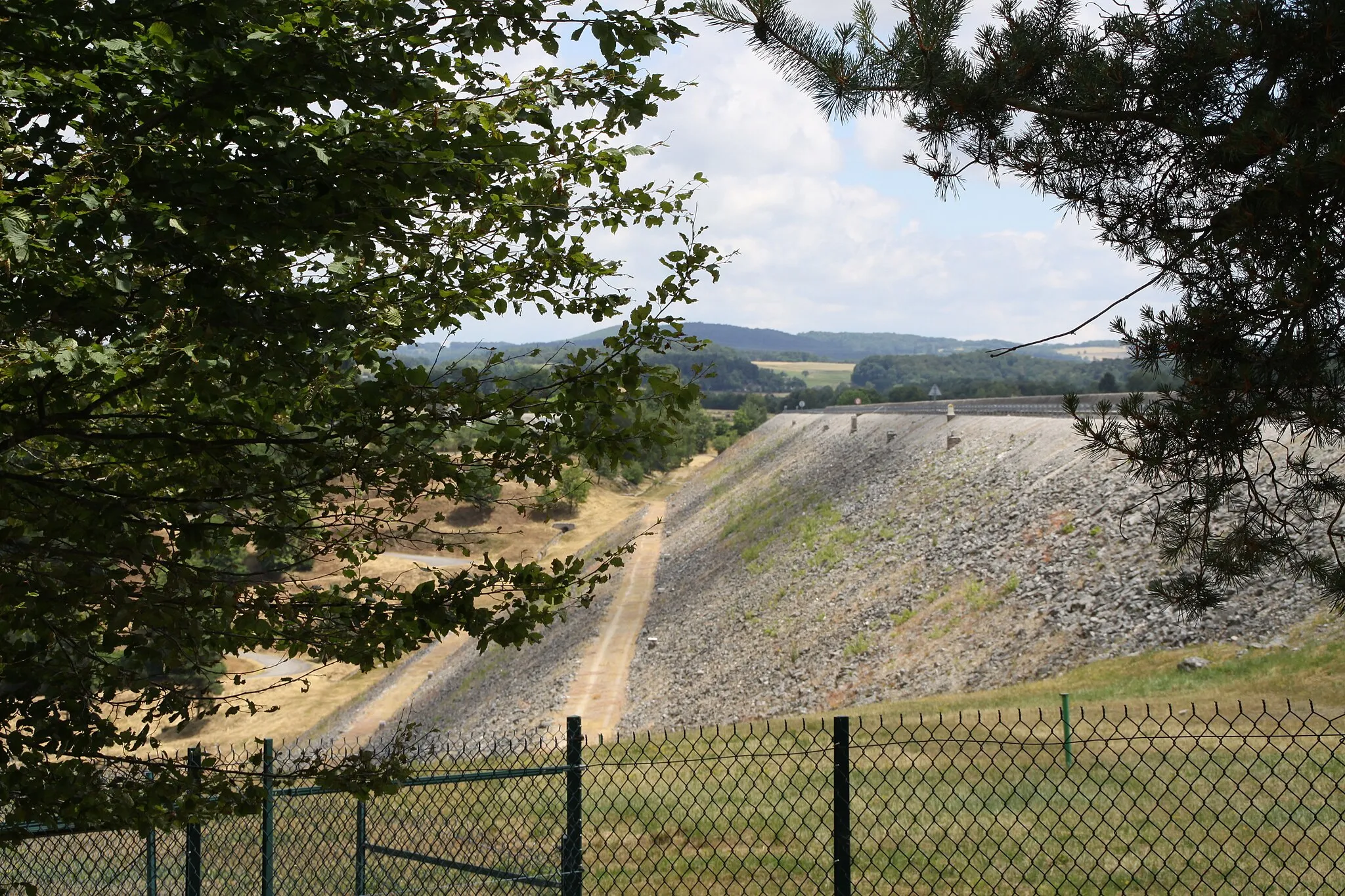 Photo showing: D'Staumauer vu Monnès no ënne gesinn