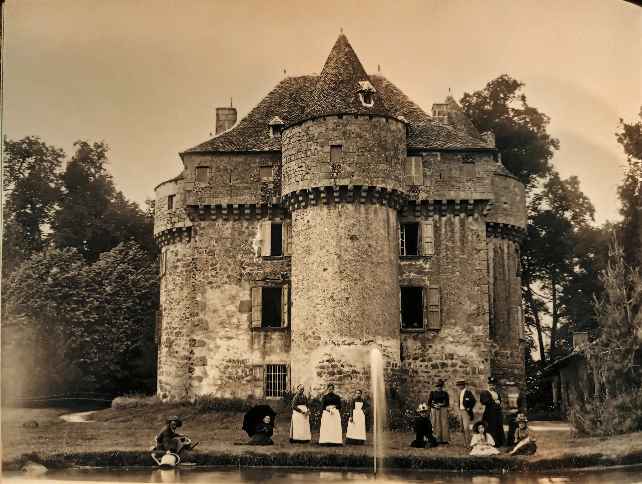 Photo showing: photo de famille des chatelains et de leurs gouvernantes et fermiers