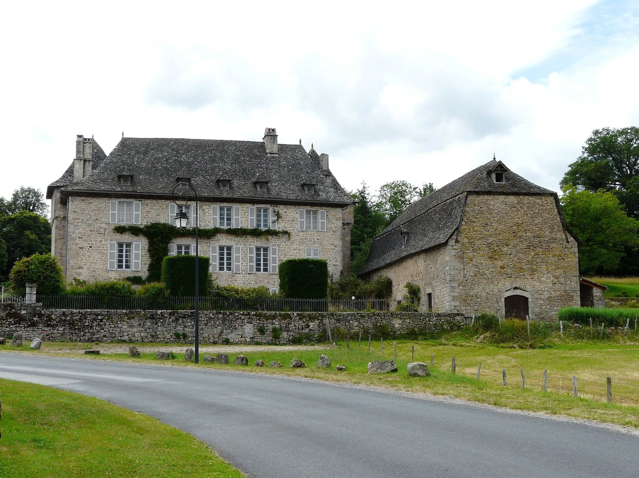 Photo showing: Le château de La Grillère, Glénat, Cantal, France.