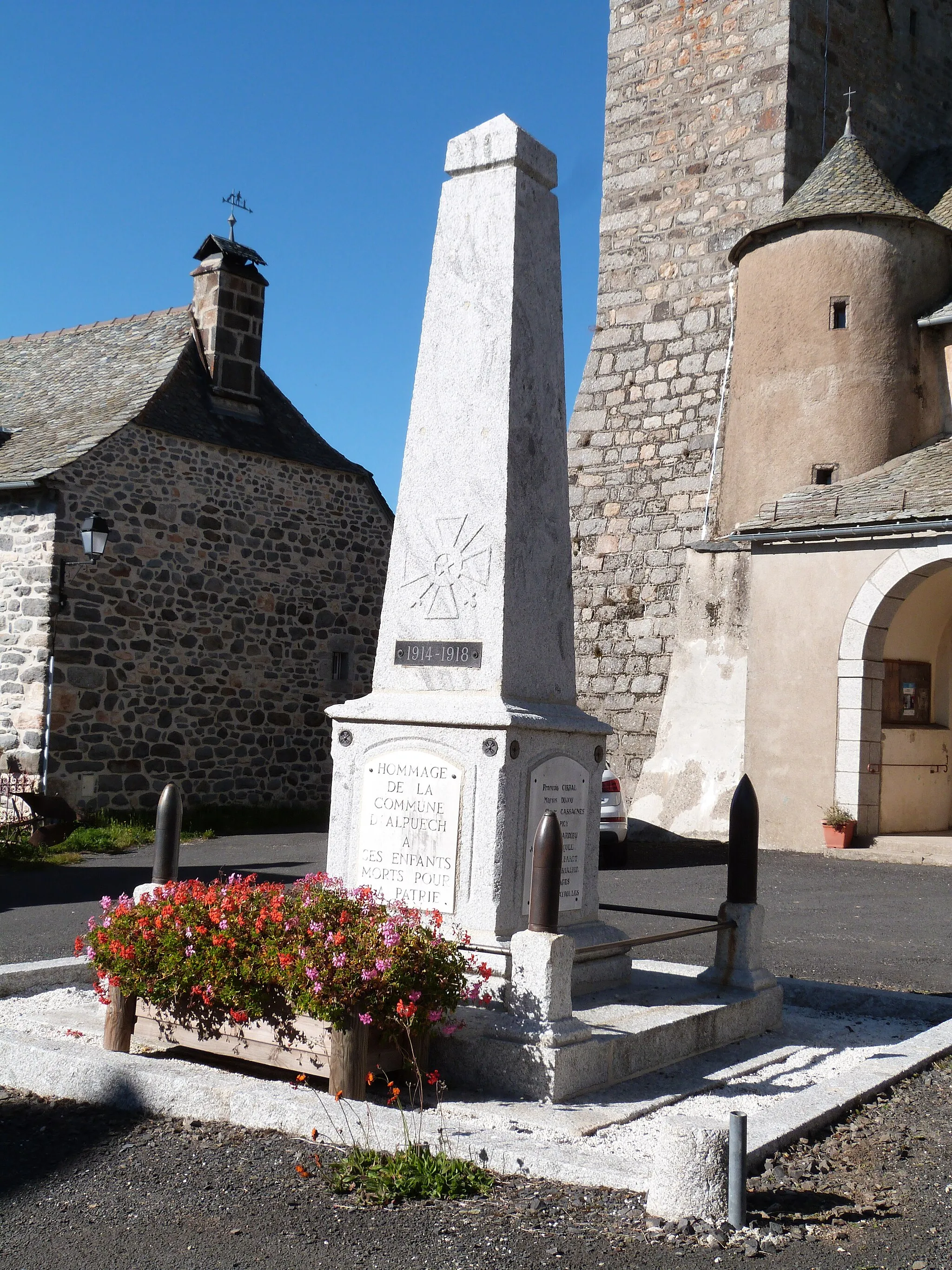 Photo showing: Monument aux morts à Alpuech (Aveyron)