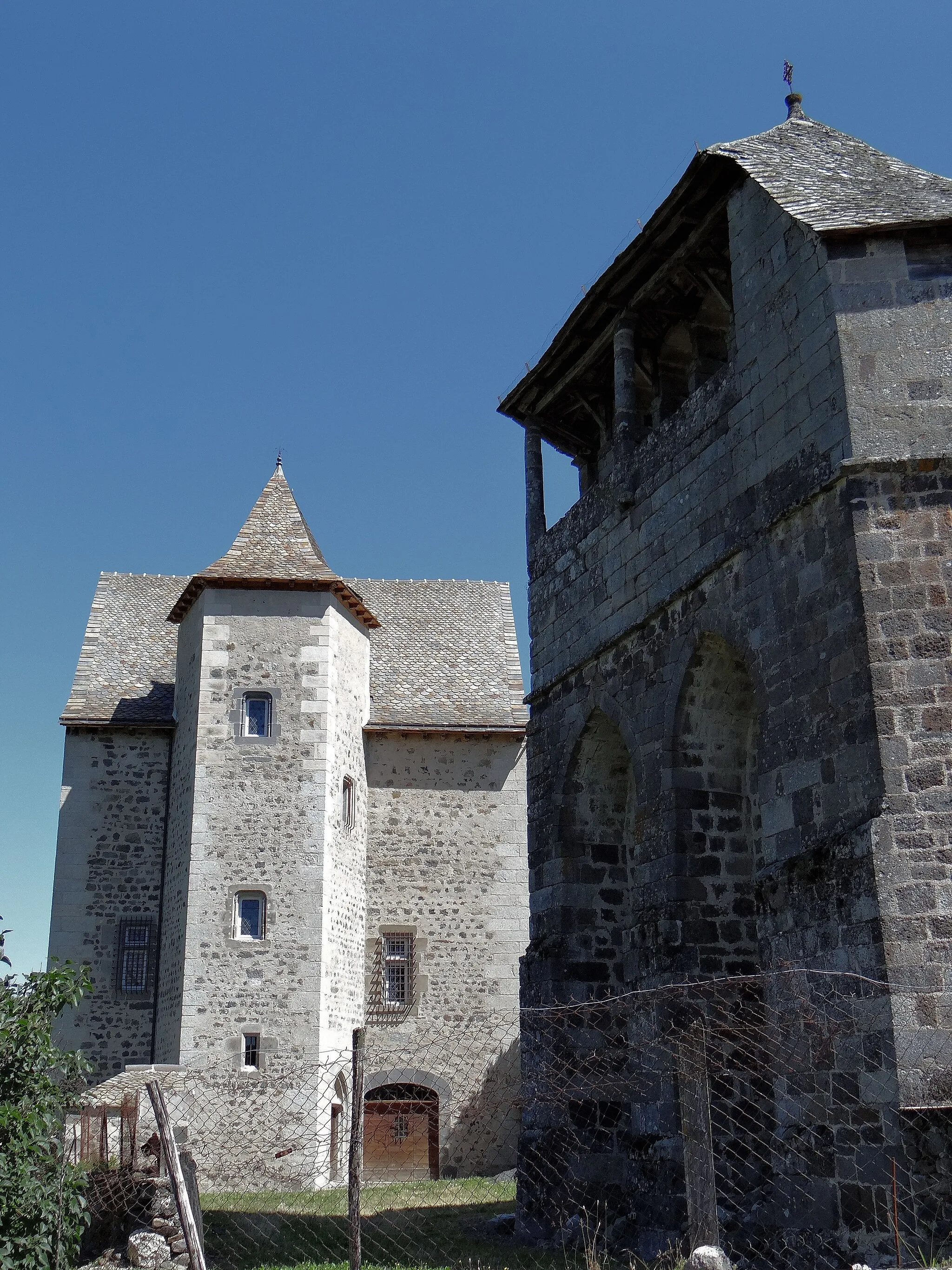 Photo showing: Brommat - Maison du XVe siècle et le clocher de l'église