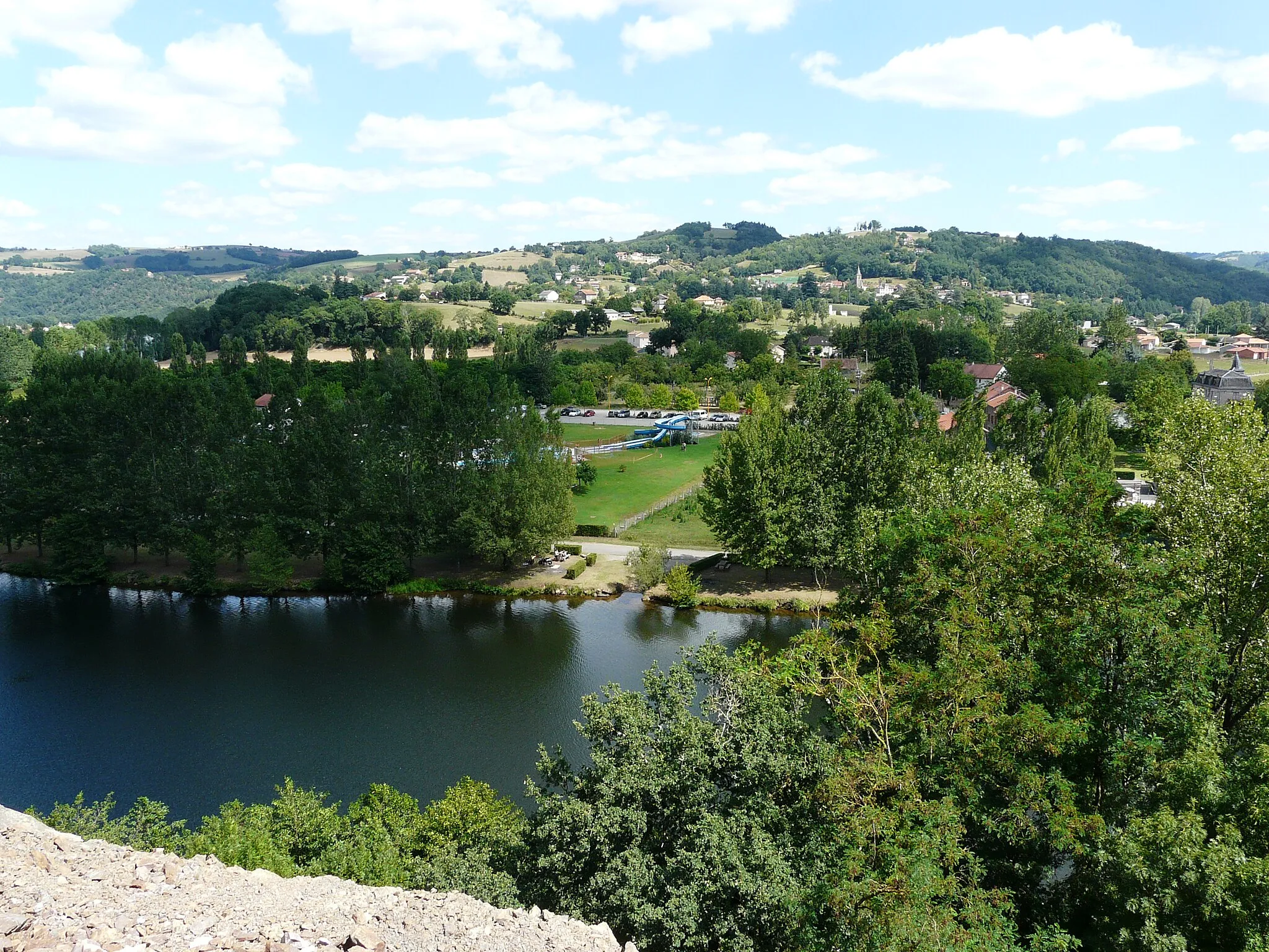 Photo showing: View of the river Lot, in front of Flagnac, and the bridge of Port d'Agrès