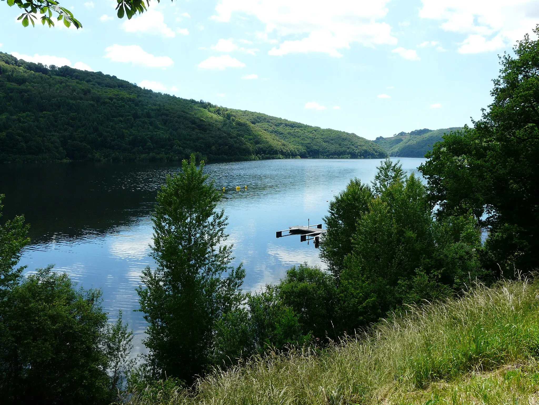 Photo showing: La retenue du barrage de Sarrans vue depuis la presqu'île de Laussac, Thérondels, Aveyron, France. En rive opposée, commune de Sainte-Geneviève-sur-Argence.