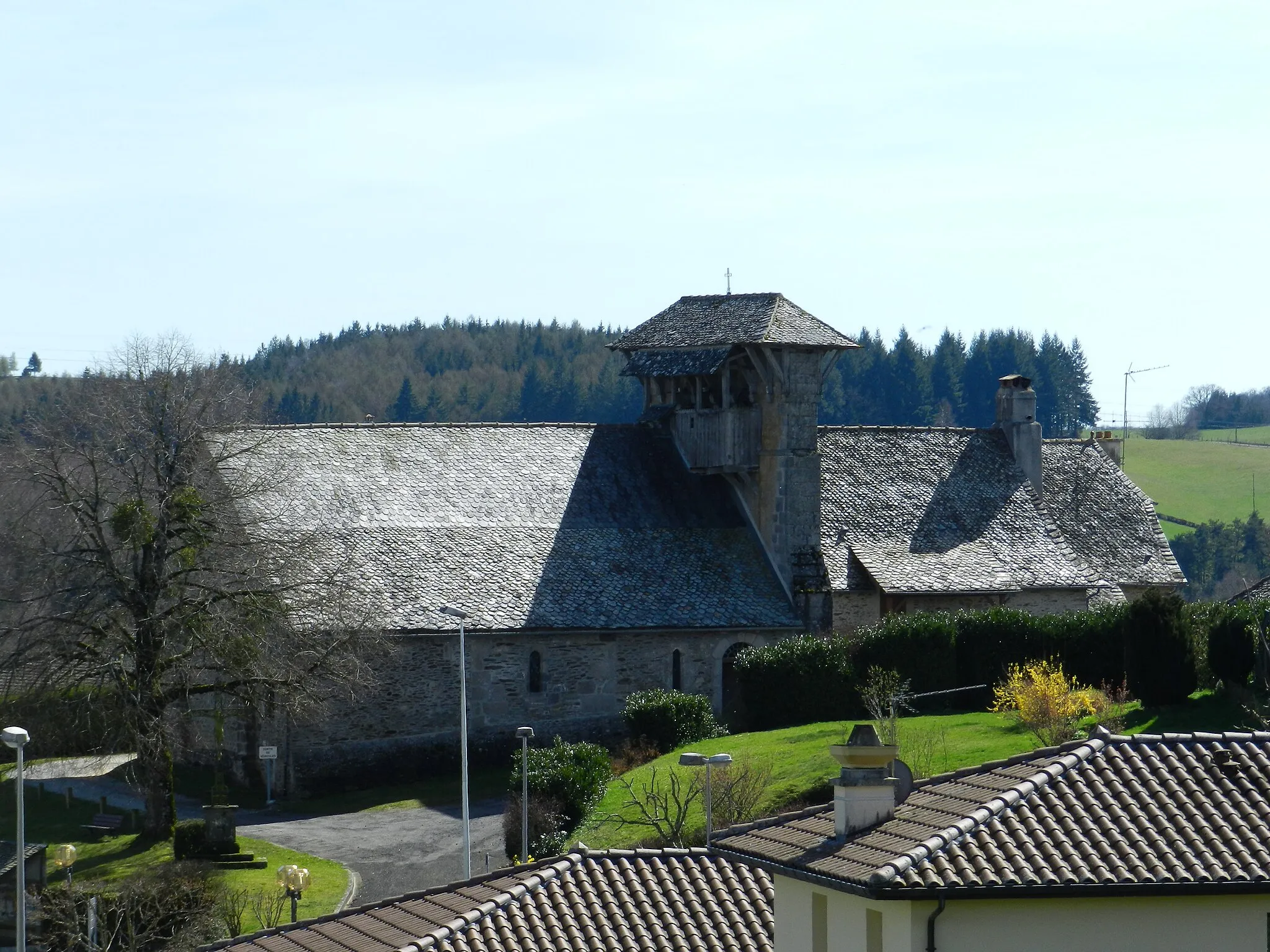 Photo showing: Vue sur l'église de Prunet depuis le lotissement Delhostal