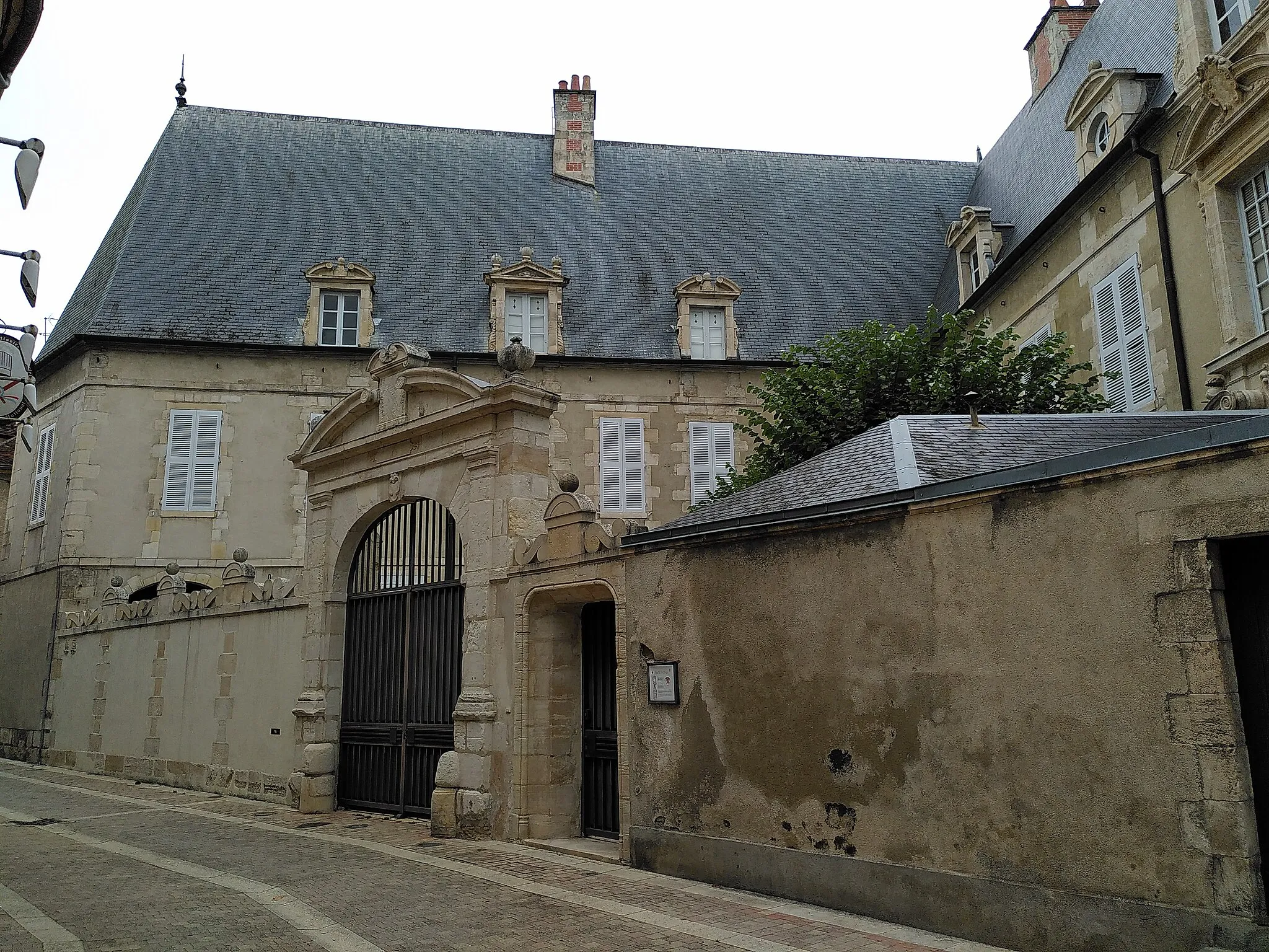 Photo showing: This building is indexed in the base Mérimée, a database of architectural heritage maintained by the French Ministry of Culture, under the reference PA00096878 .