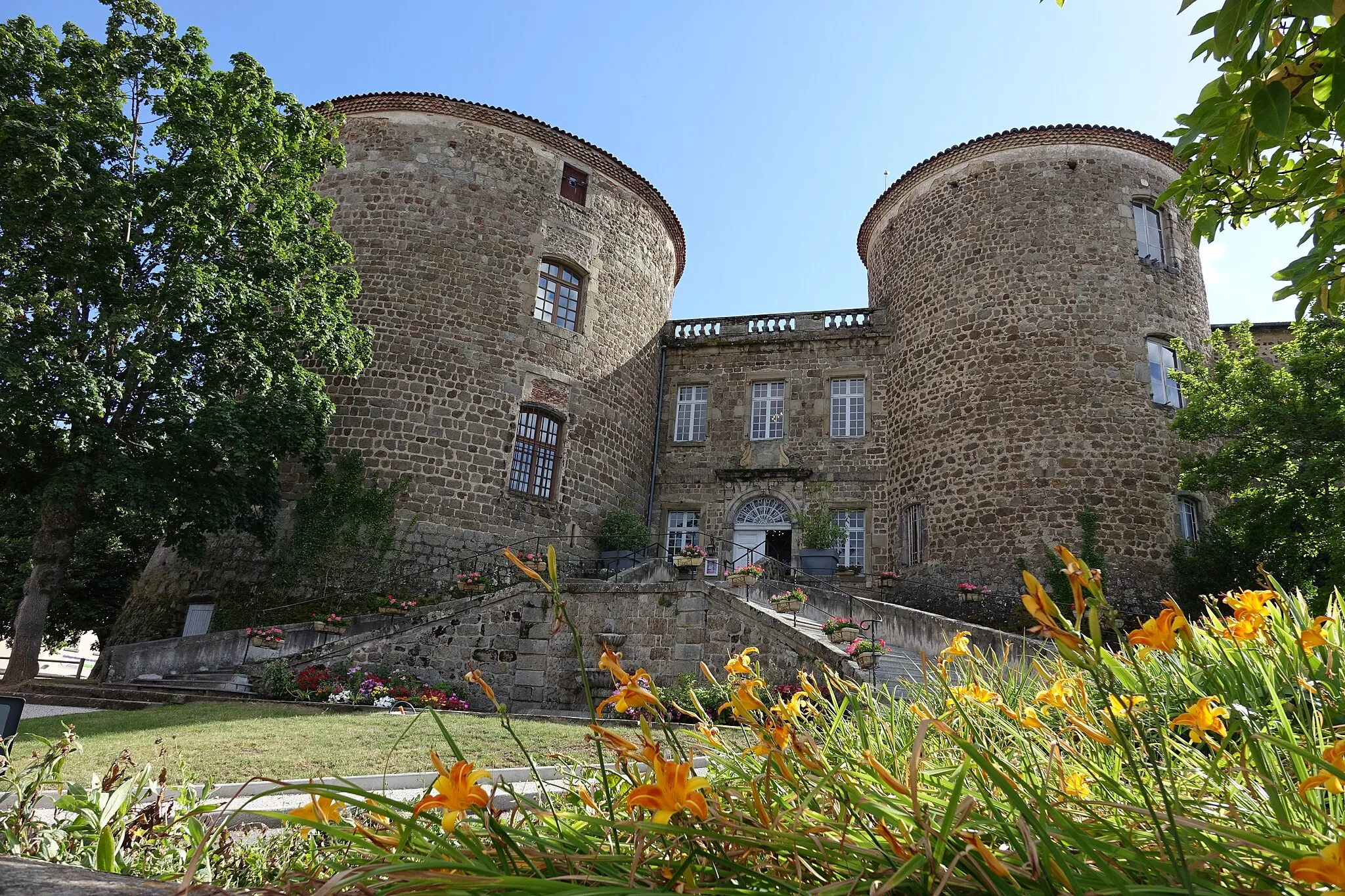 Photo showing: This building is indexed in the base Mérimée, a database of architectural heritage maintained by the French Ministry of Culture, under the reference PA00092715 .