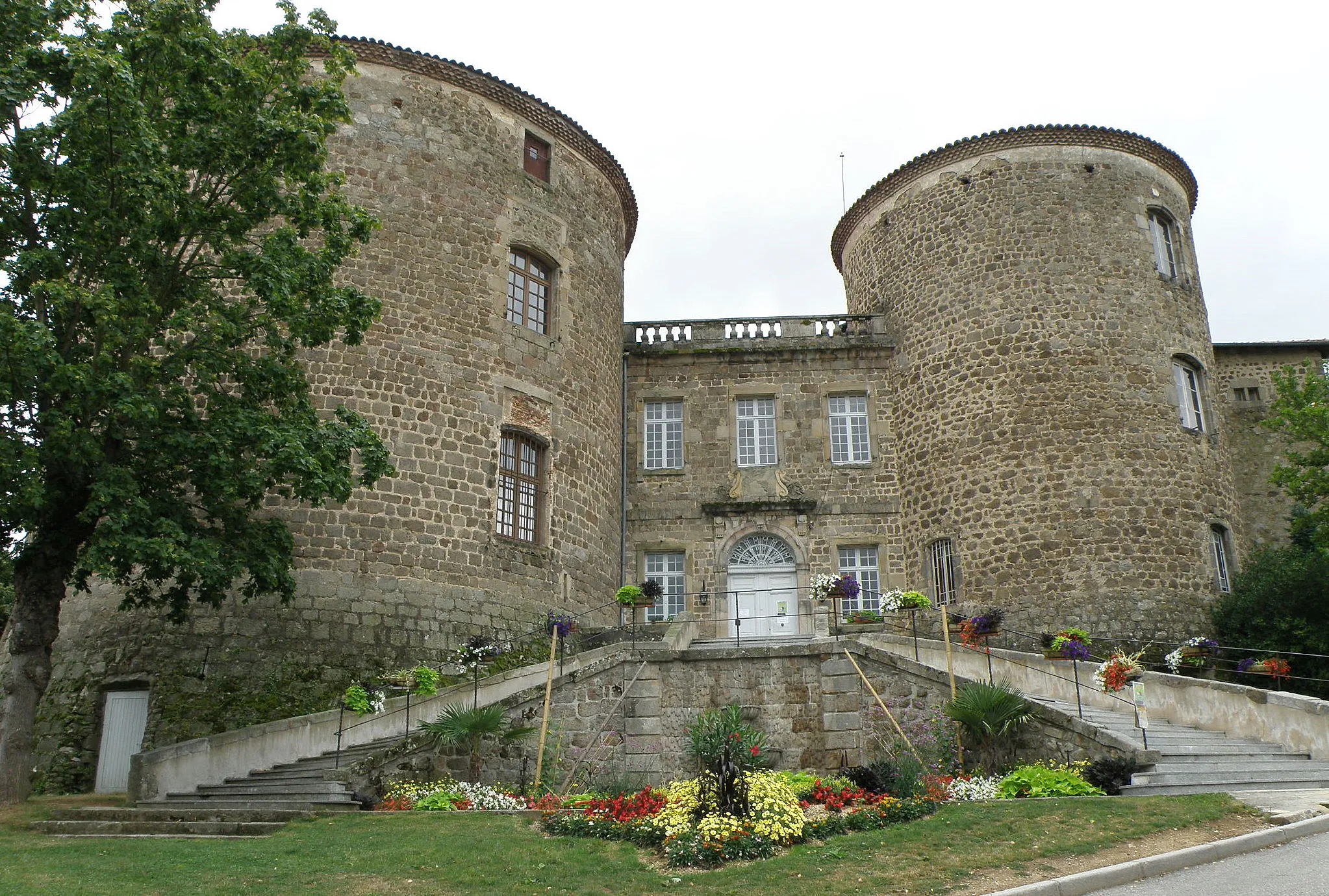 Photo showing: This building is inscrit au titre des monuments historiques de la France. It is indexed in the base Mérimée, a database of architectural heritage maintained by the French Ministry of Culture, under the reference PA00092715 .