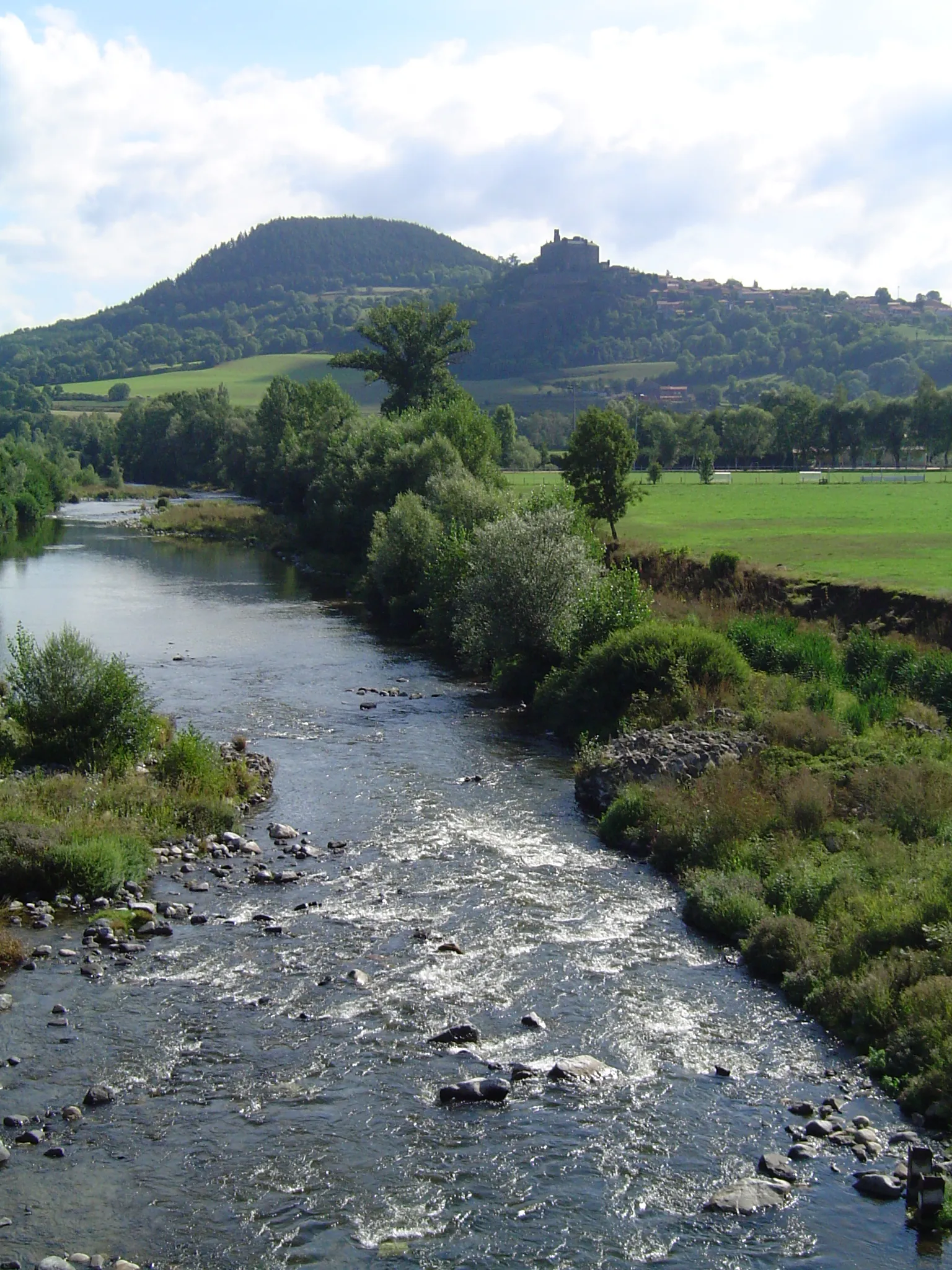 Photo showing: Coubon (Haute-Loire) Loire and view on château de Bouzols