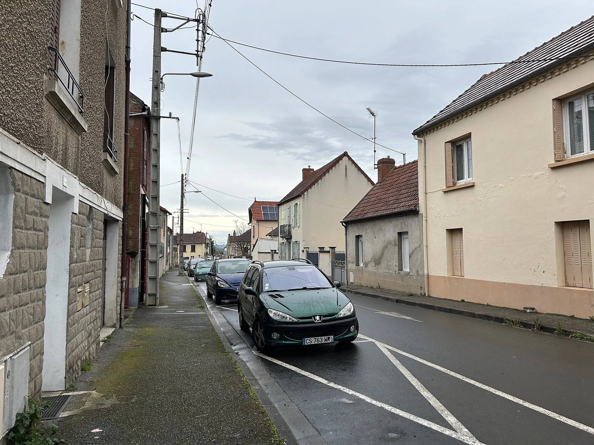 Photo showing: Désertines (03) - rue de la République