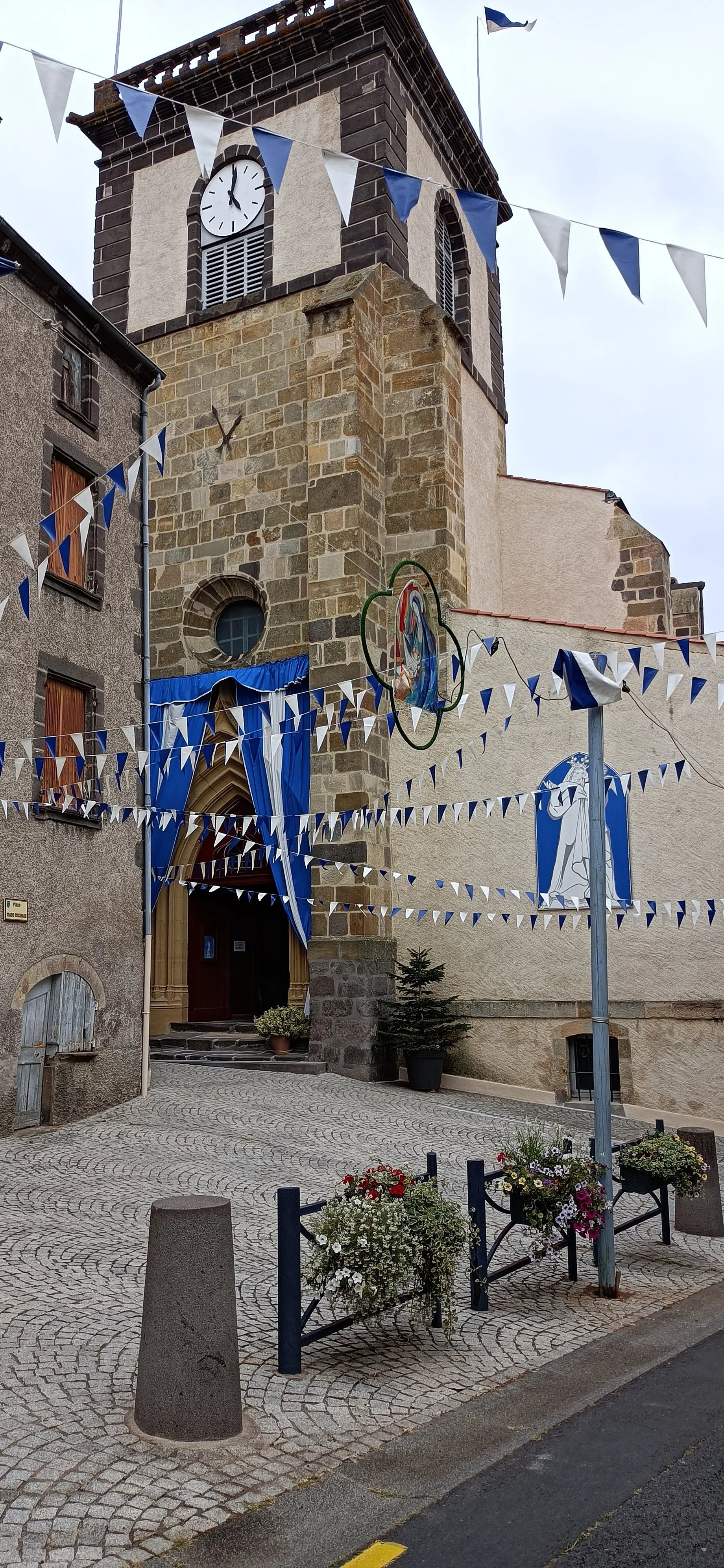 Photo showing: Décorations de la Rue Jean de Beaufort et du parvis de l'Eglise à l'occasion de la fête de la Vierge qui eut lieu les 28 et 29 août 2021.