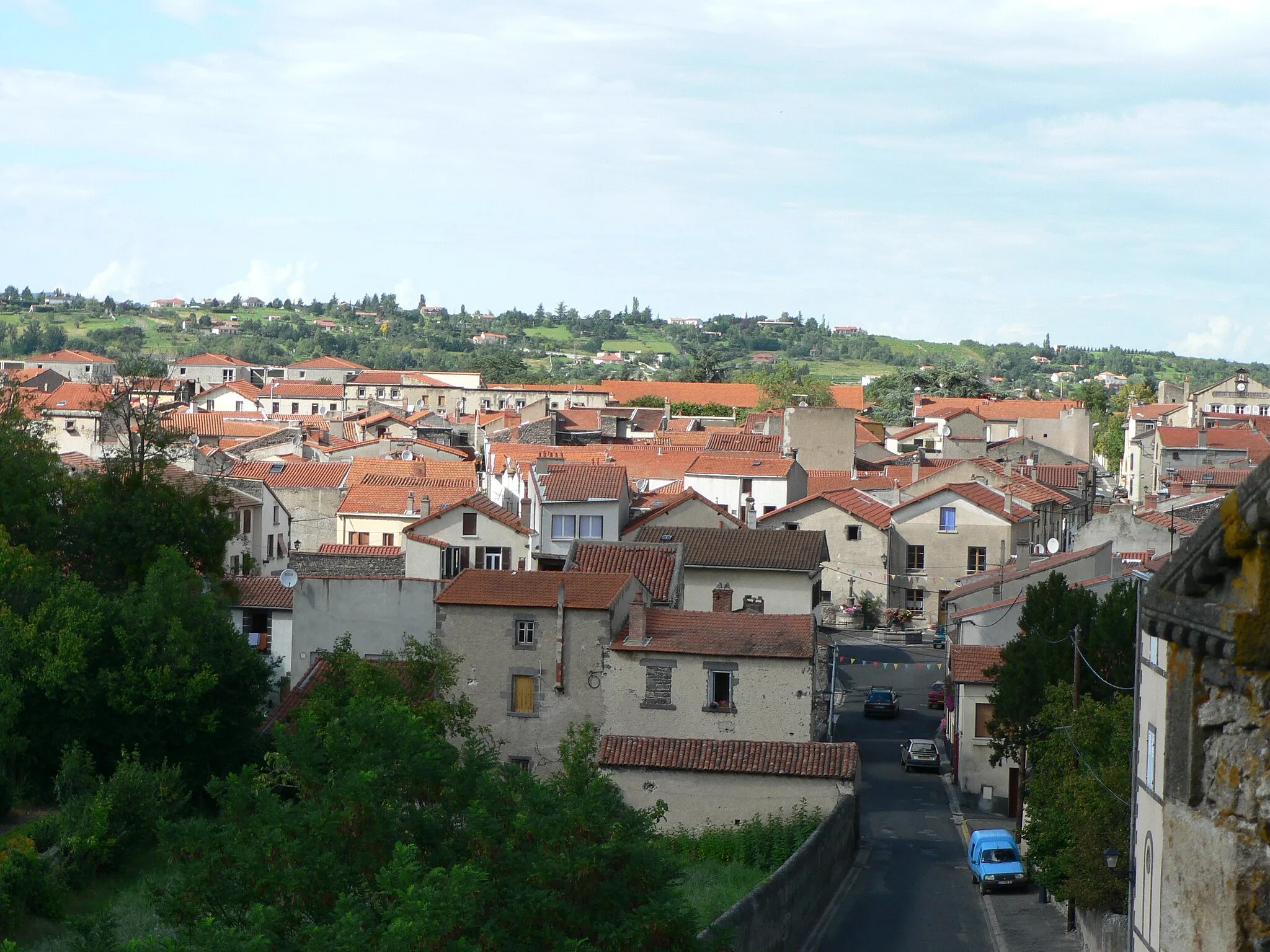 Photo showing: Vue du centre bourg de Mozac (63 - France), depuis le clocher de l'église