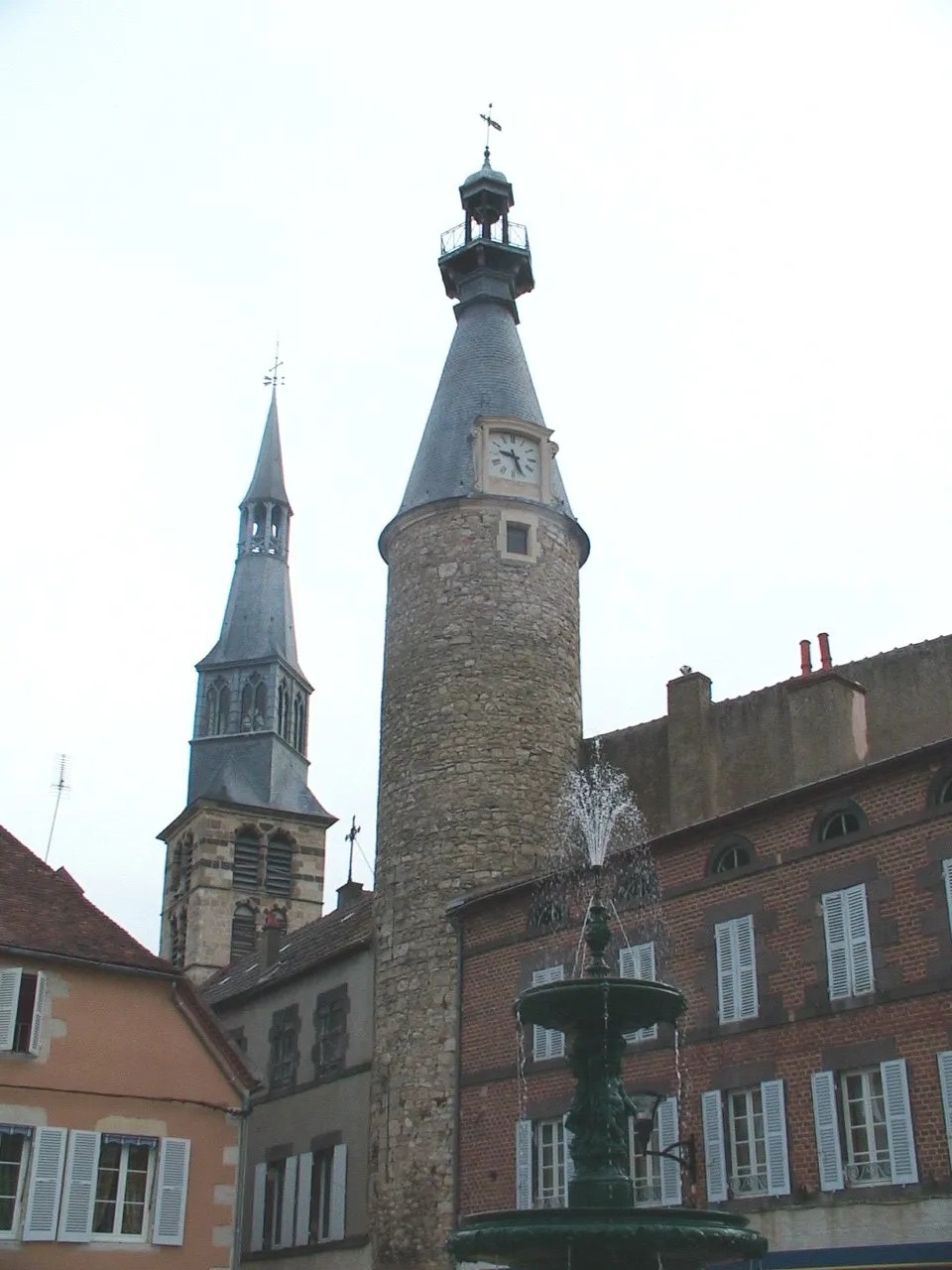 Photo showing: Saint-Pourçain-sur-Sioule (03), le clocher de l'église et la tour de l'horloge ("beffroi")
Photo prise le 15 mai 2006 par F5ZV