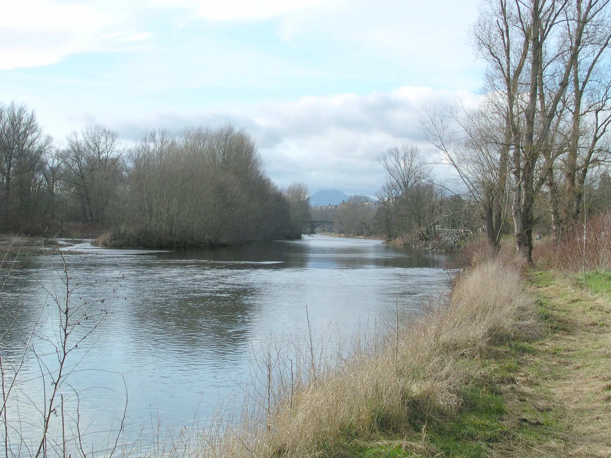 Photo showing: The river Allier just after Pont-du-Château (Puy-de-Dôme, France).