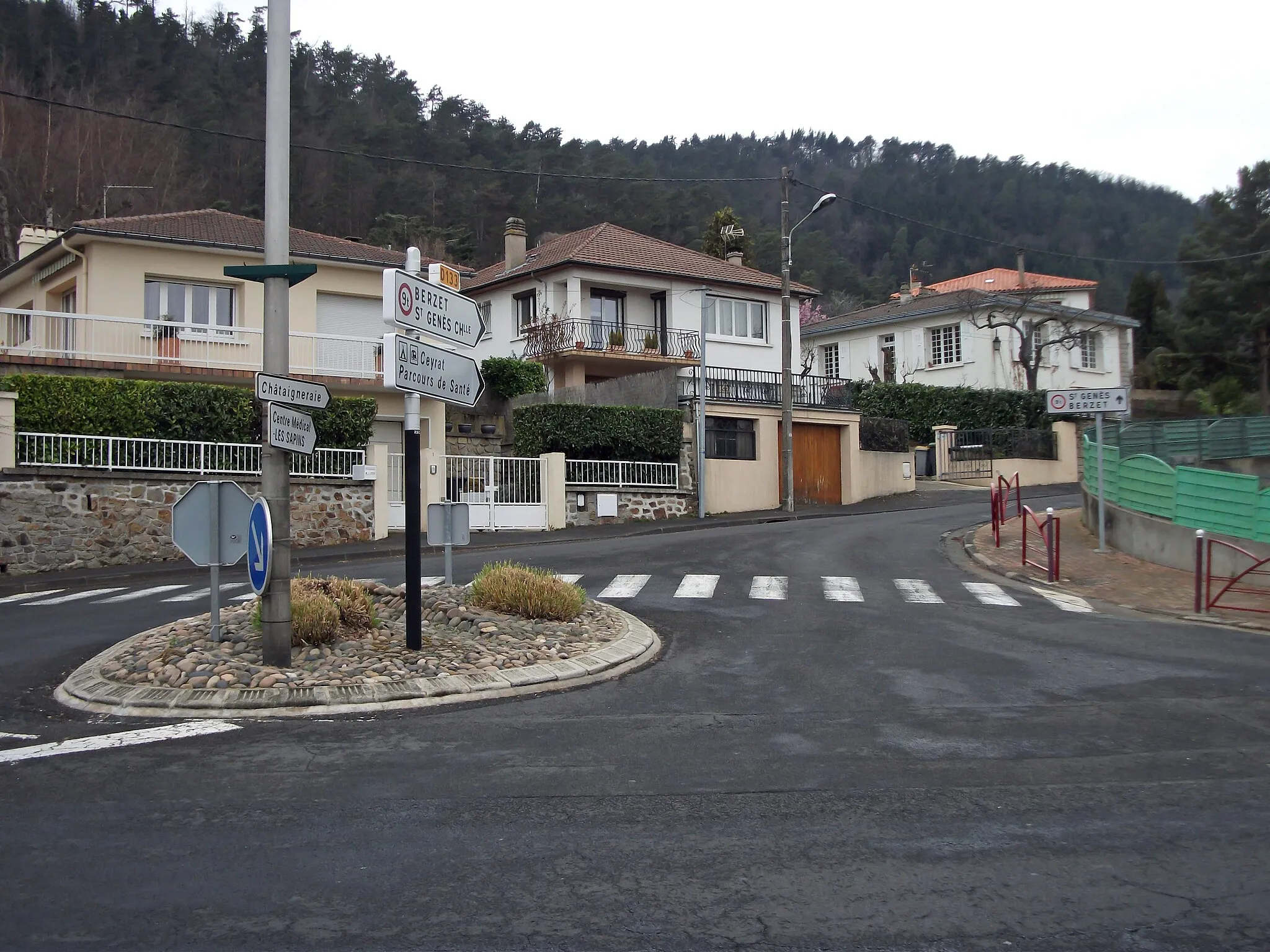 Photo showing: Departmental road 133 towards Saint-Genès-Champanelle and Berzet in Ceyrat (Puy-de-Dôme, Auvergne, France). Elevation: 575m/1,886ft