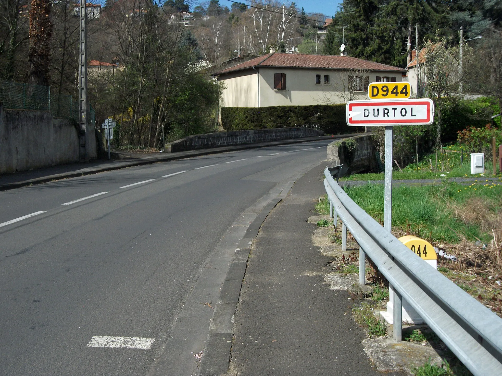 Photo showing: Entrance of Durtol from Clermont-Ferrand by D 944 - approx ele: 495 m / 1,624 ft