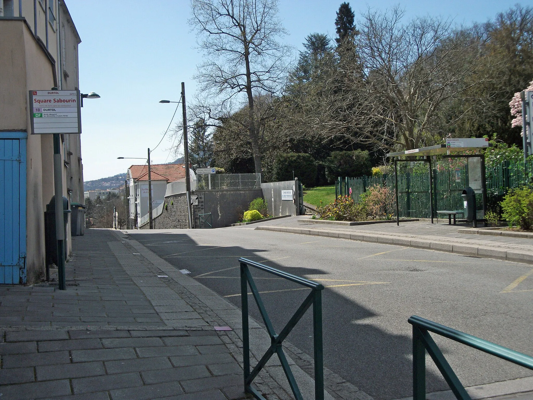 Photo showing: Bus stops Square Sabourin (line 10) on departmental road 944 towards Clermont-Ferrand and Royat. Elevation: 525 m / 1,722 ft