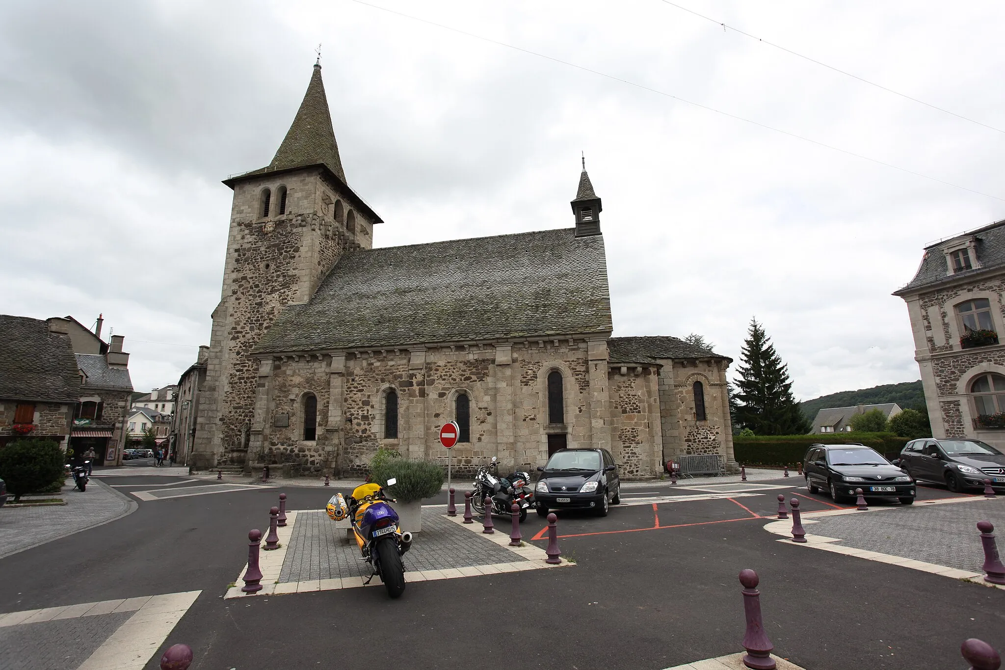 Photo showing: Église Saint-Georges à Riom-ès-Montagnes, Cantal, France