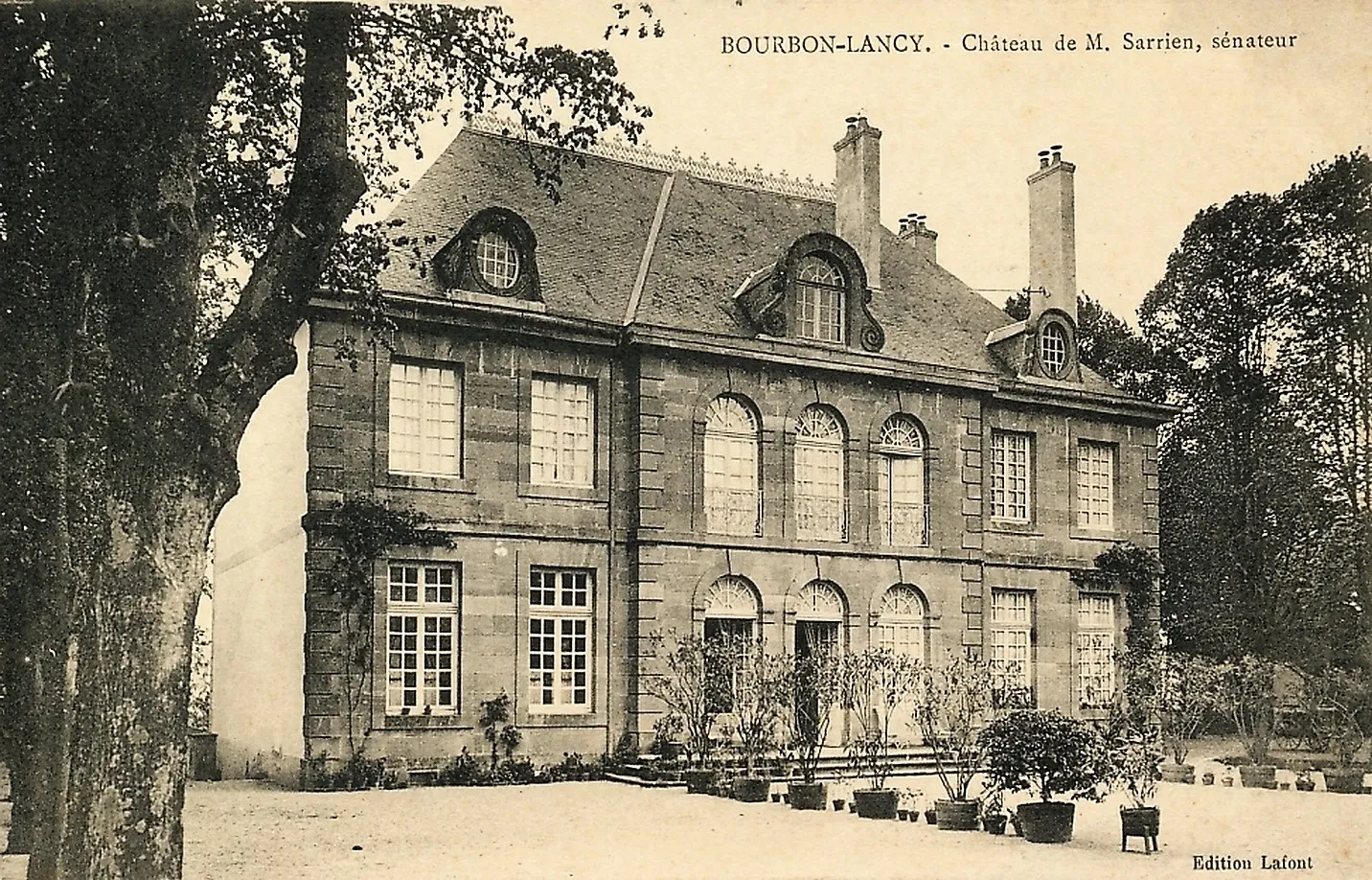 Photo showing: This building is inscrit au titre des monuments historiques de la France. It is indexed in the base Mérimée, a database of architectural heritage maintained by the French Ministry of Culture, under the reference PA00113124 .