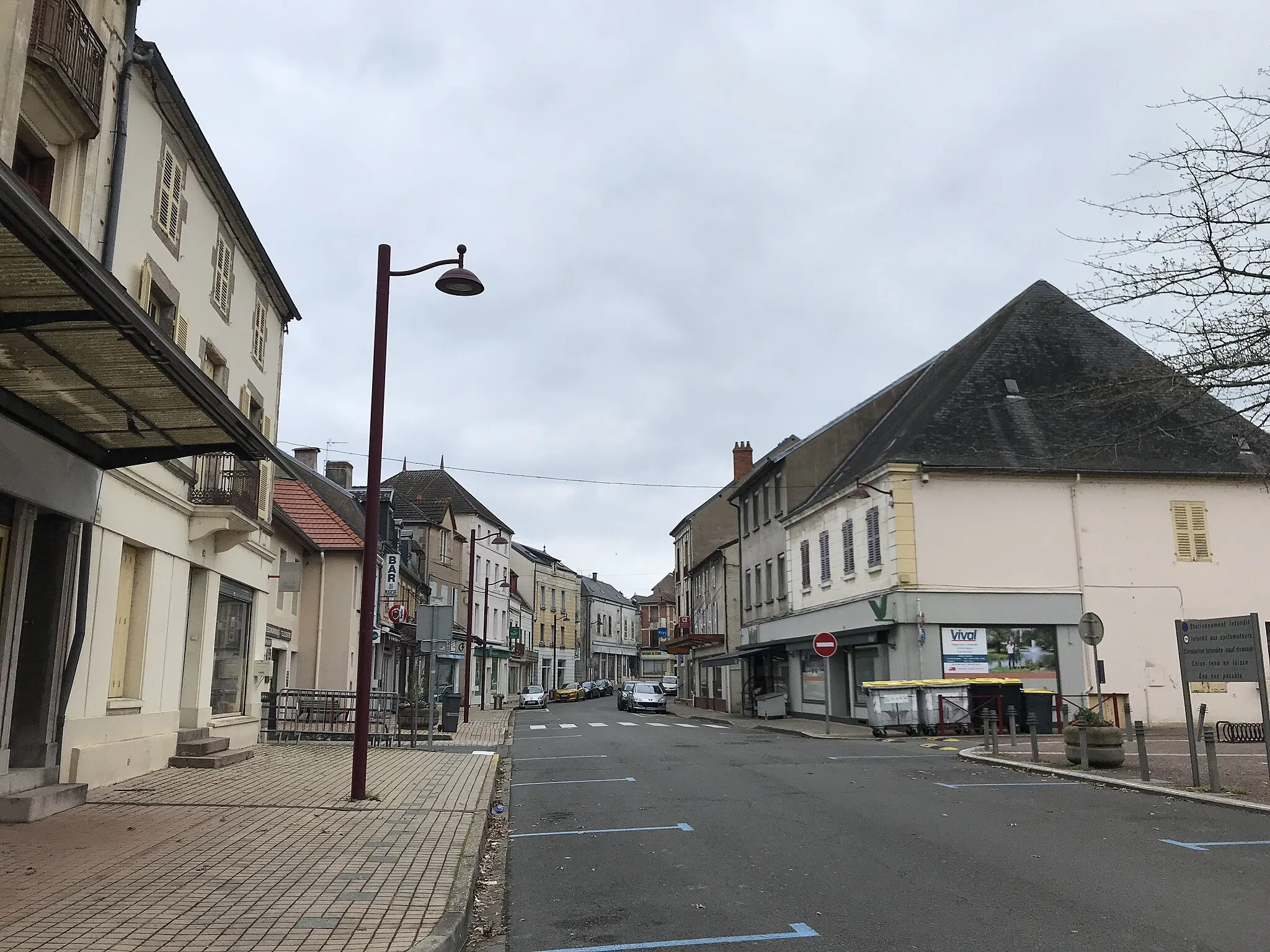 Photo showing: Lapalisse - rue Winston Churchill