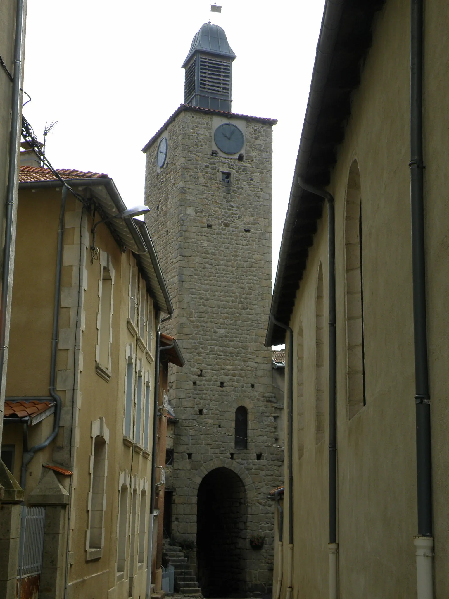 Photo showing: Craponne-sur-Arzon, comm. de la Haute-Loire, France (Auvergne). Le donjon. À droite, flanc nord de l'église Saint-Caprais.