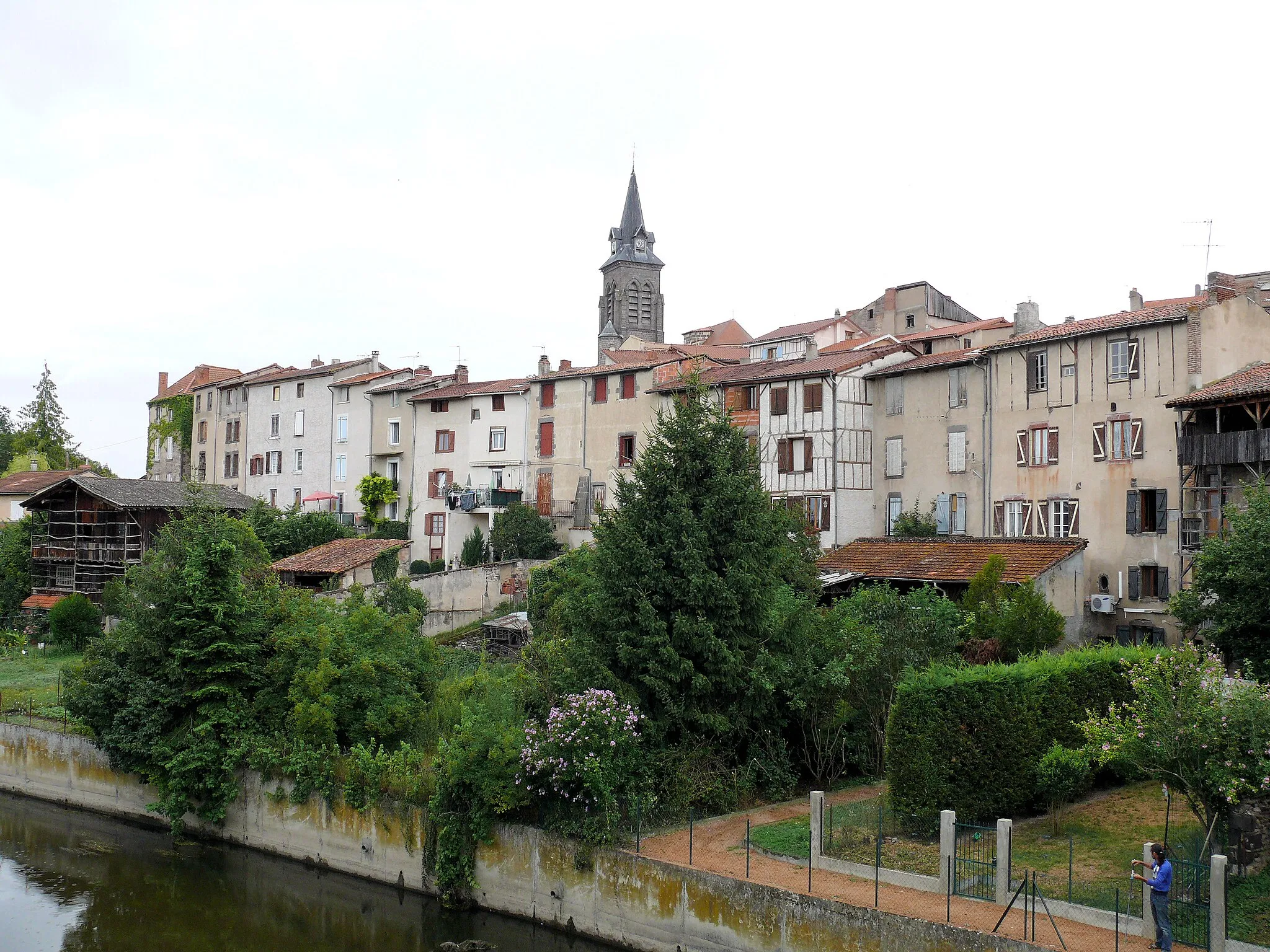 Photo showing: Maringues - La ville le long de la Morge vue du pont