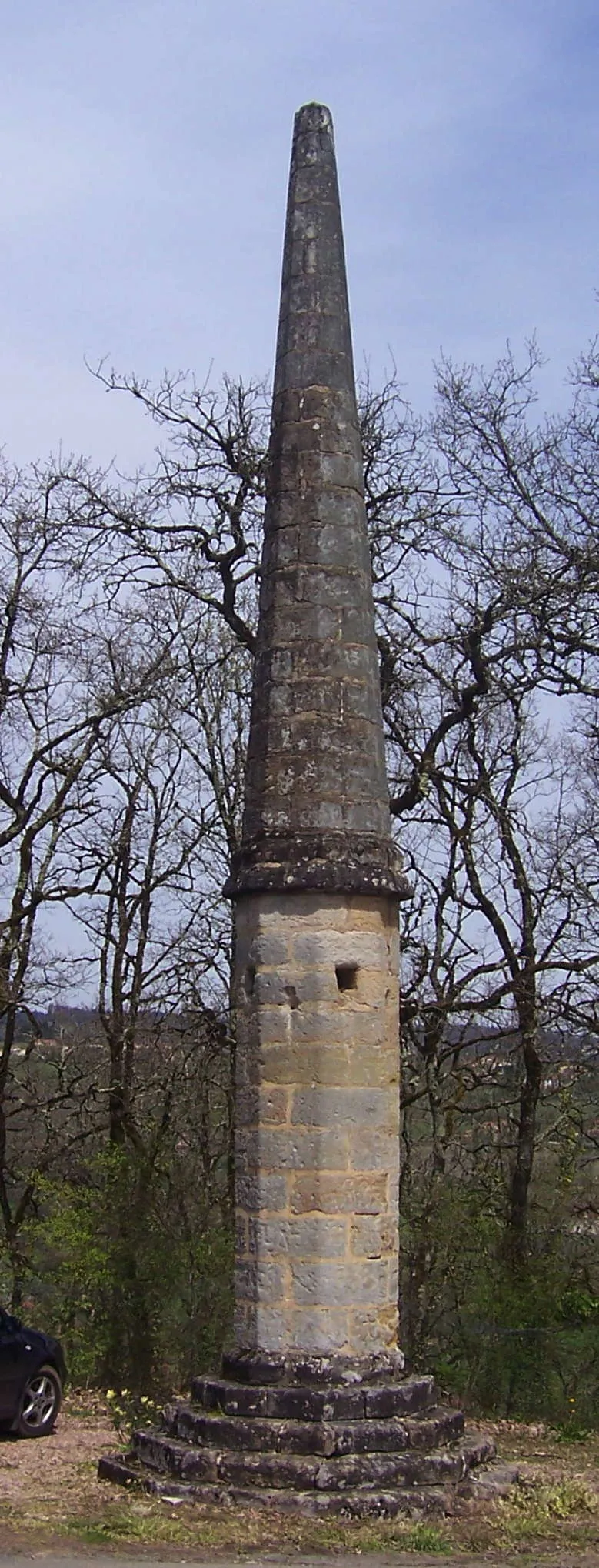 Photo showing: L'aiguille de Lissac ou de Nayrac au Nord Ouest de Figeac