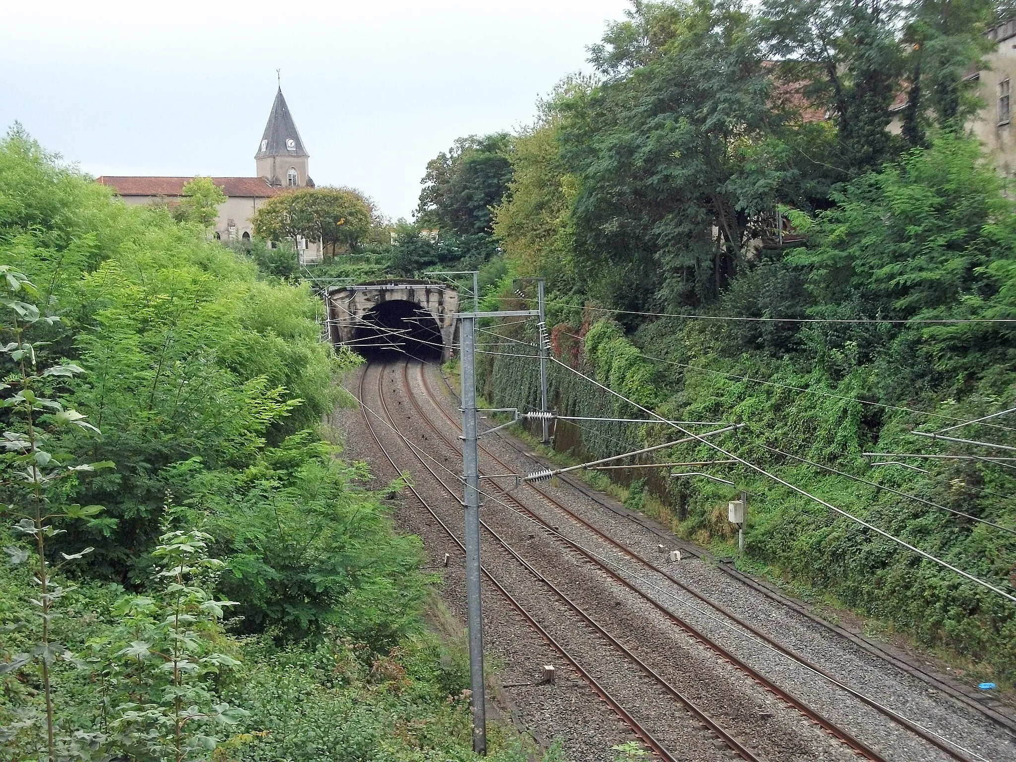 Photo showing: Entrée nord de la galerie d'Abrest avec, au fond, le clocher de l'église.