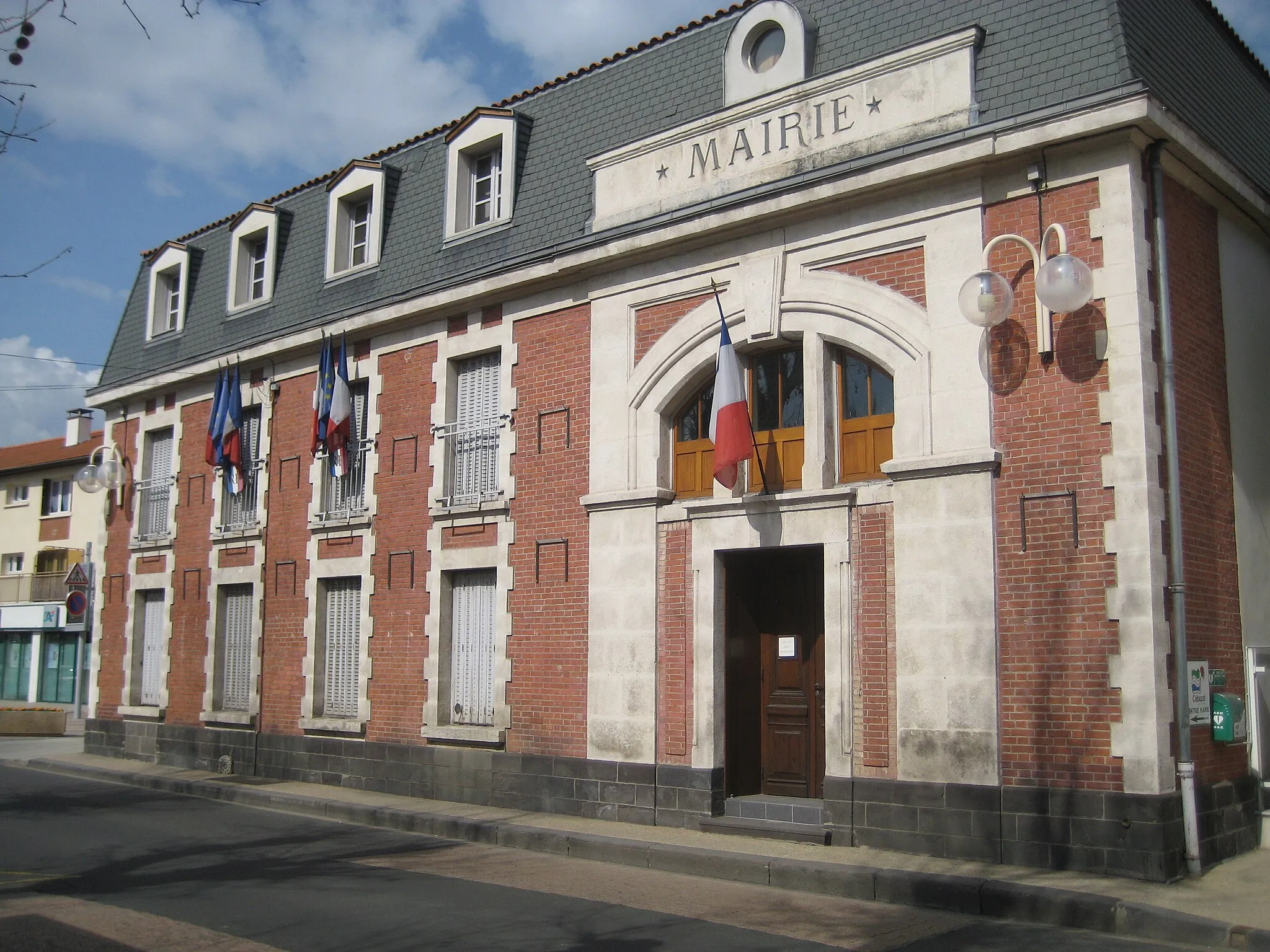 Photo showing: Town hall of Cébazat, Auvergne, France