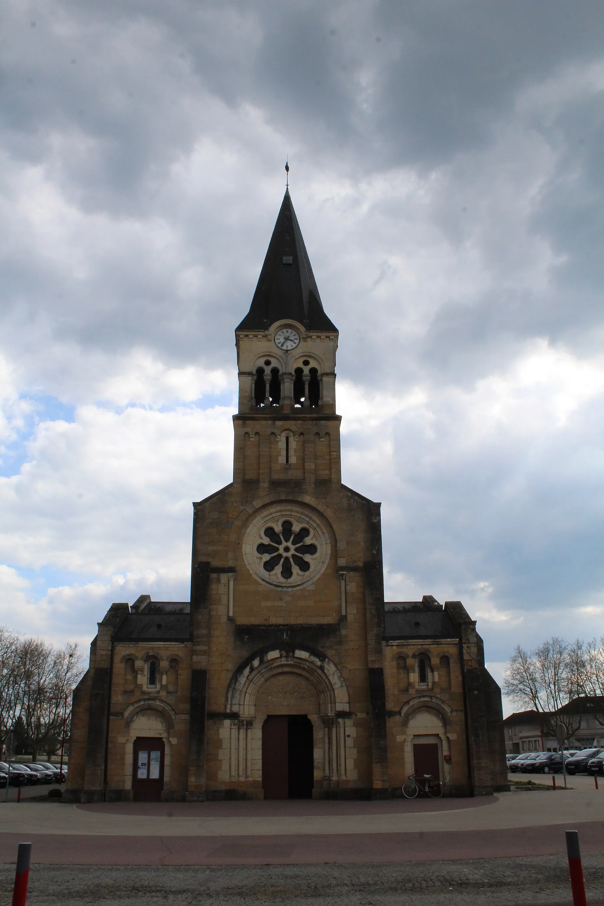 Photo showing: Église Saint-Maurice de Gueugnon.