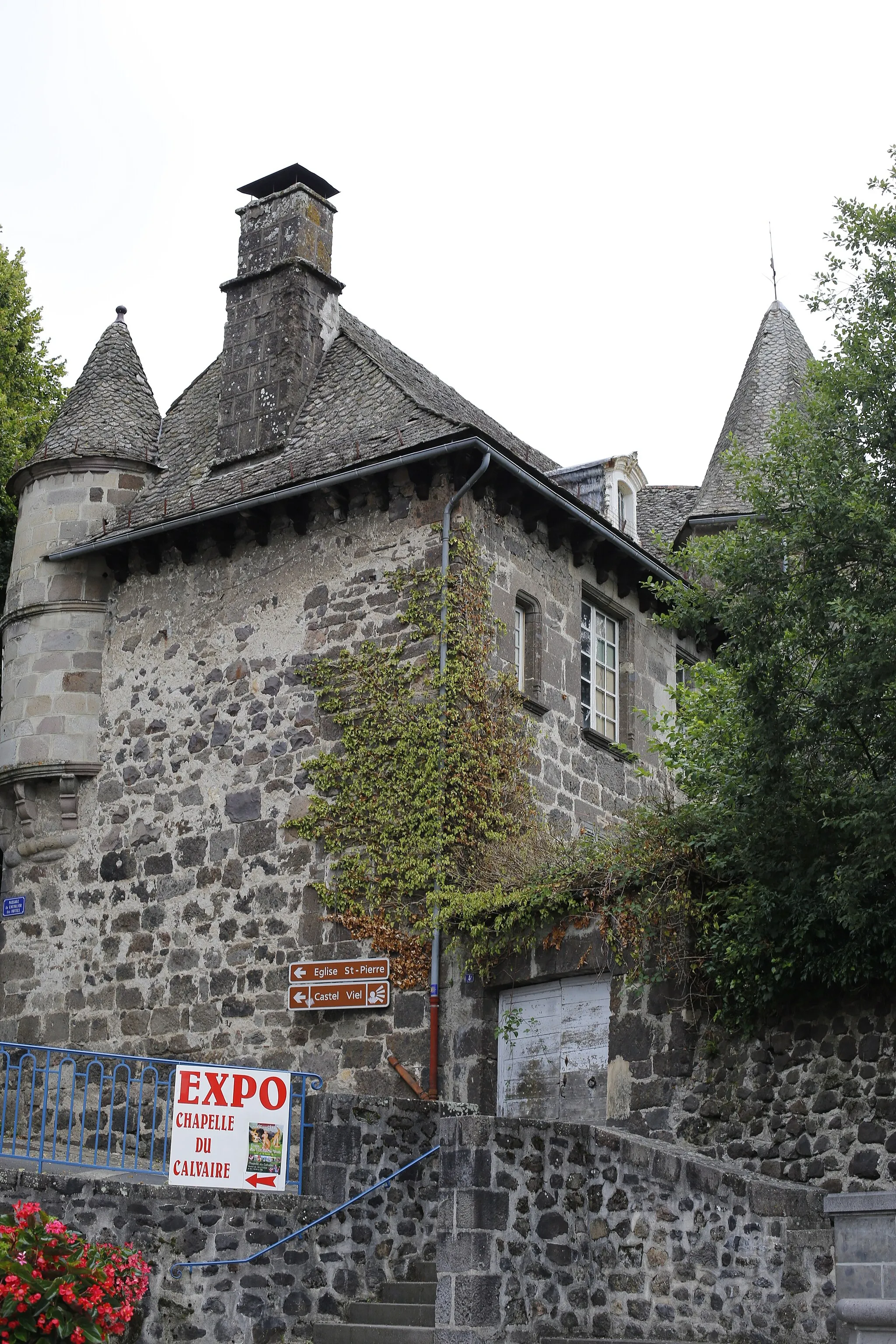 Photo showing: This building is indexed in the base Mérimée, a database of architectural heritage maintained by the French Ministry of Culture, under the reference PA00093735 .