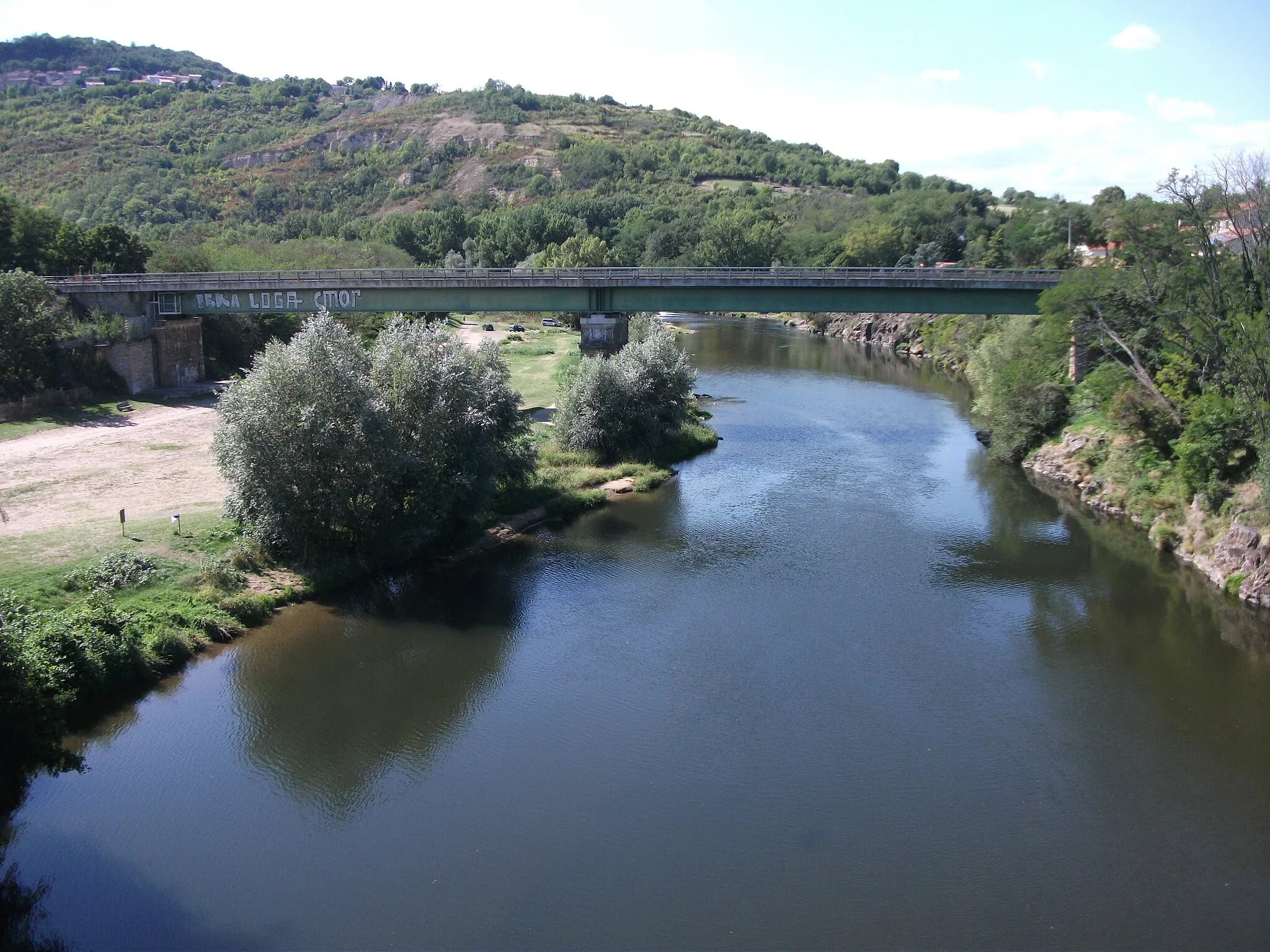 Photo showing: Allier River in the north of Longues (commune of Vic-le-Comte) downstream, and on second ground, bridge of Saint-Germain-des-Fossés–Nîmes railway [8762]