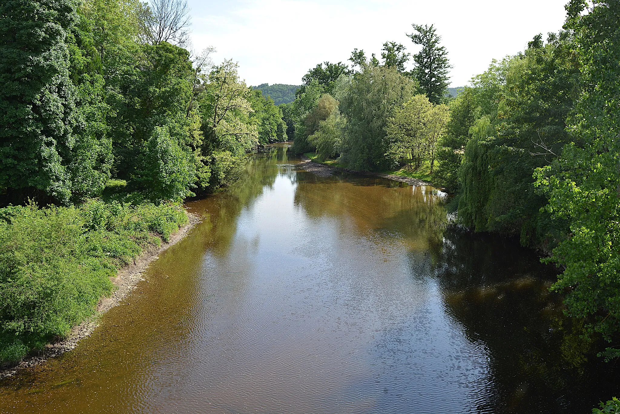 Photo showing: Rivière Dore depuis le pont de la D 906, vers l'amont, à Courpière (Puy-de-Dôme, Auvergne-Rhône-Alpes, France).