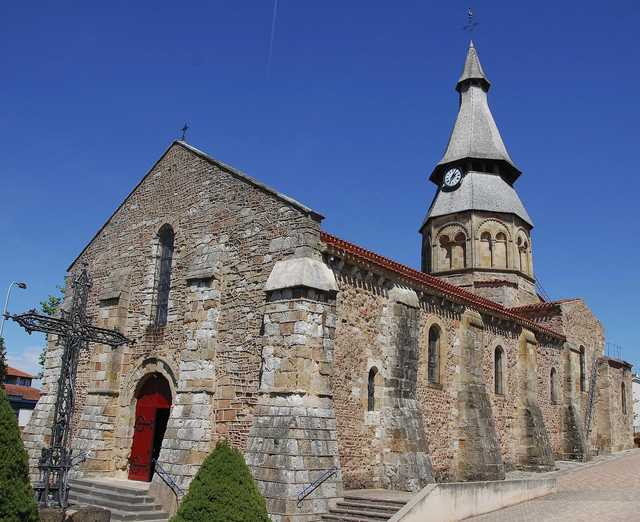 Photo showing: South Side Of the 11th Century Saint Georges Church of Neris Les Bains, Allier, Auvergne, France