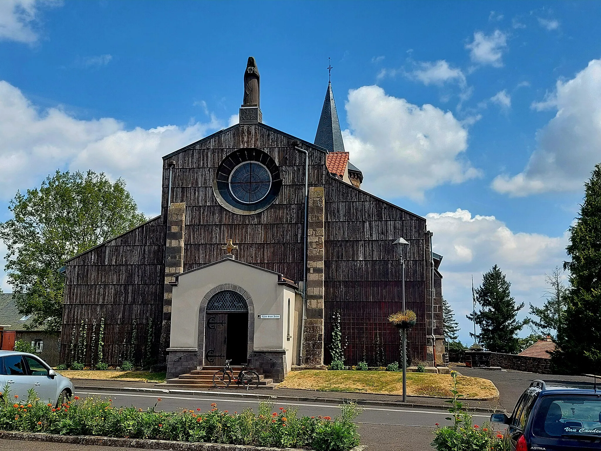 Photo showing: Façade de l'église Saint-Julien